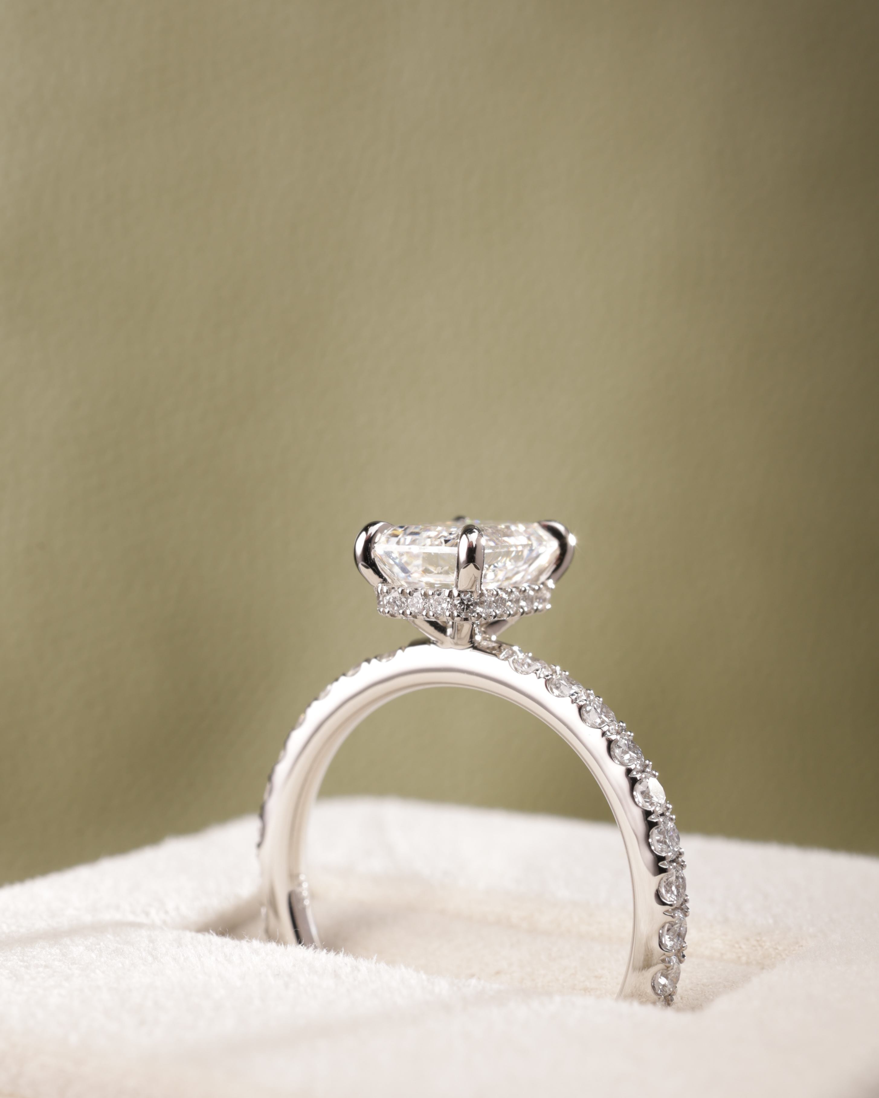 Platinum | 1.55ct - F - VVS2 Emerald Lab Diamond | Lab Diamond side stones