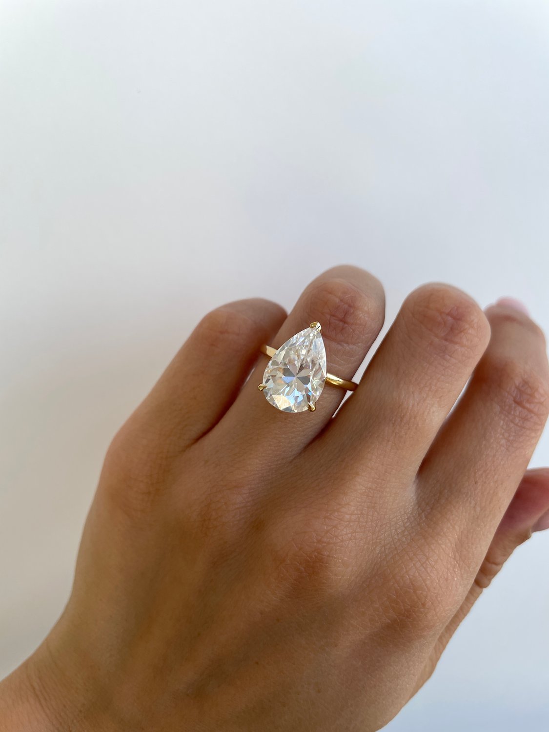 18k Yellow Gold | V Claw | 15x10mm Pear Moissanite