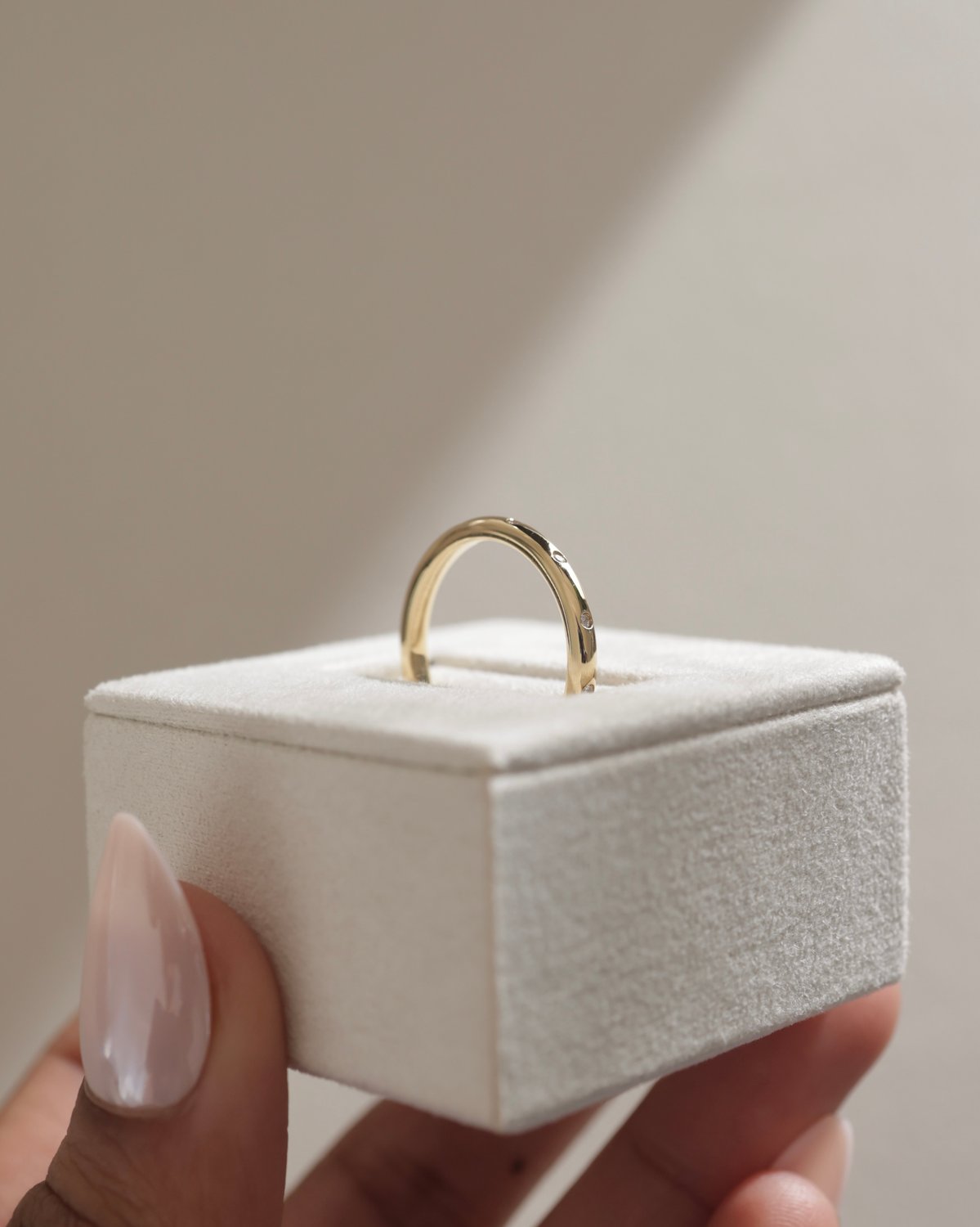 Bianca  Hammer Set Wedding Ring Lifestyle Image