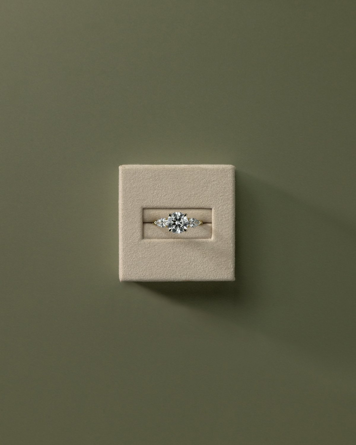 Halle - 4 Claw Basket Set Trilogy - 18k Yellow Gold