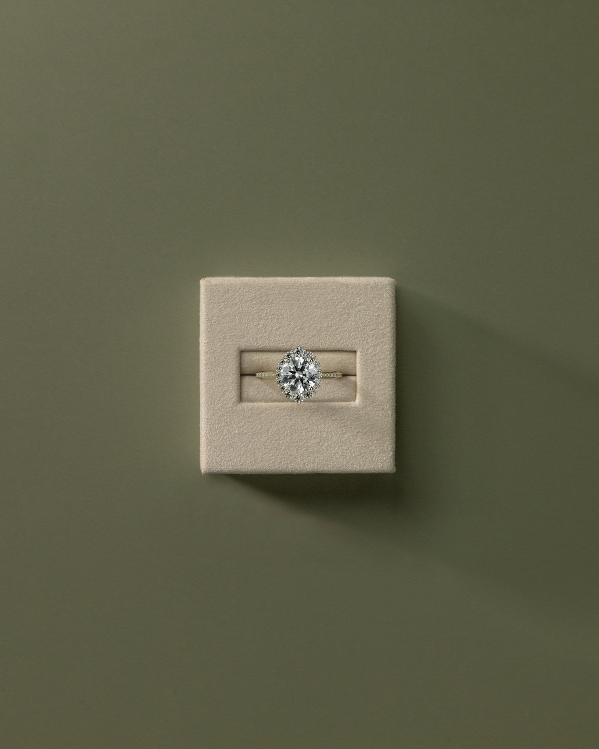 Jessica  Vintage-Style Round Halo with Pav - 18k Yellow Gold