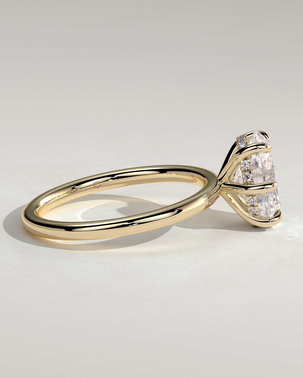Wilma - Six Claw Oval Solitaire - 18k Yellow Gold