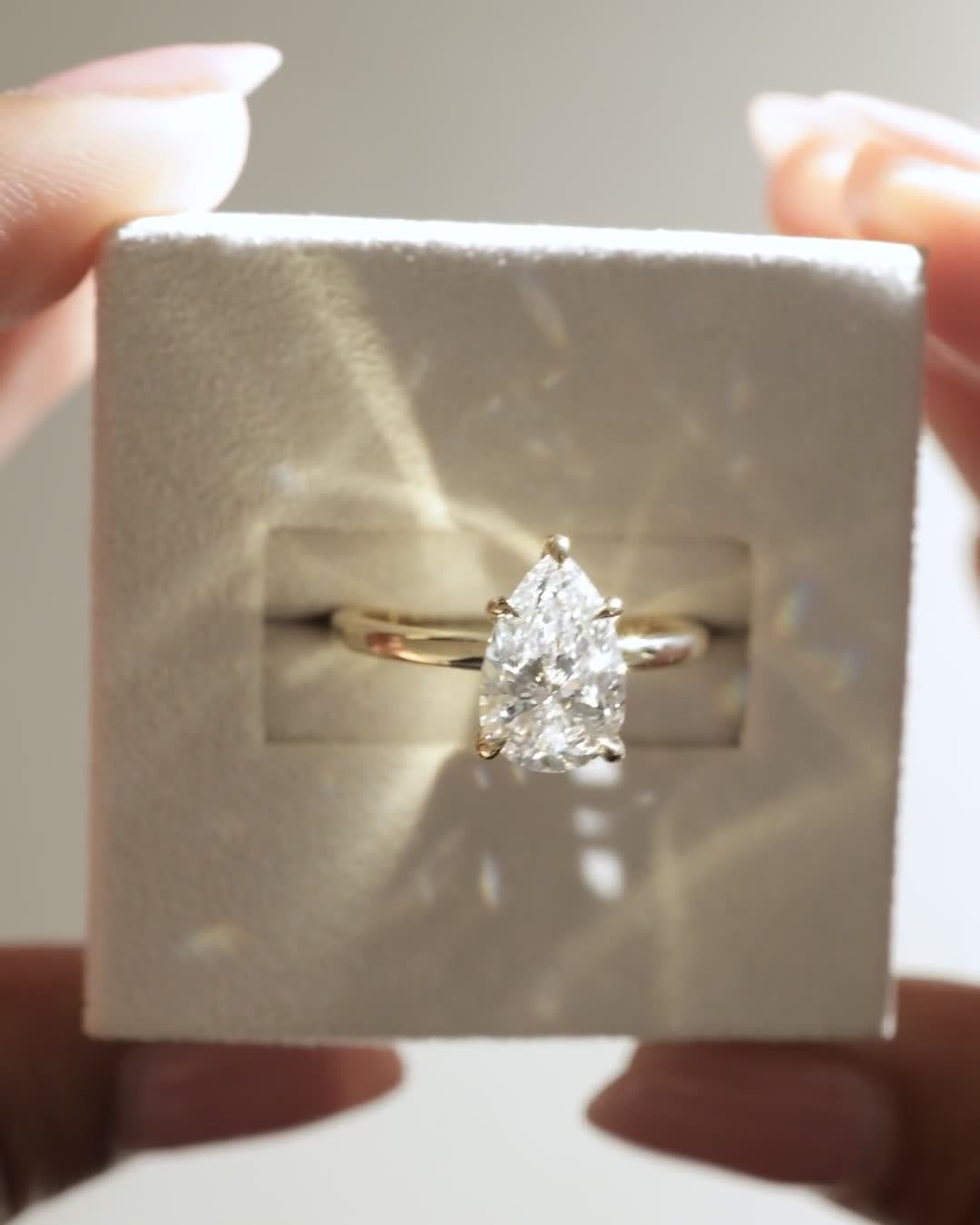 18k Yellow Gold | 2.08ct - F - VVS2 Pear Lab Diamond