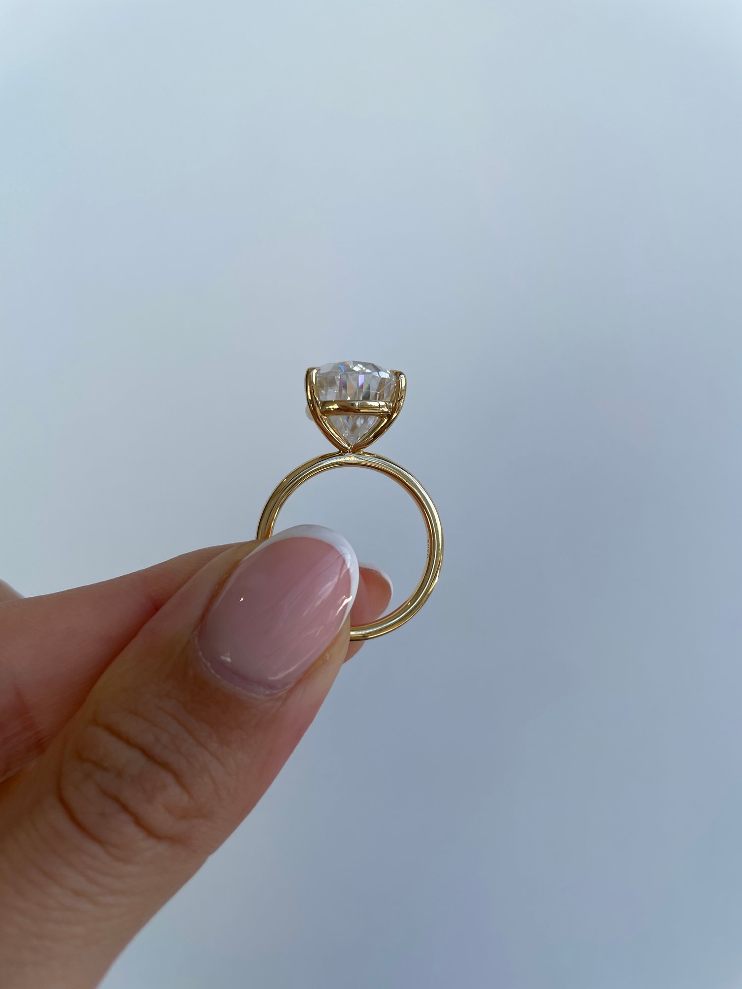18k Yellow Gold | V Claw | 15x10mm Pear Moissanite