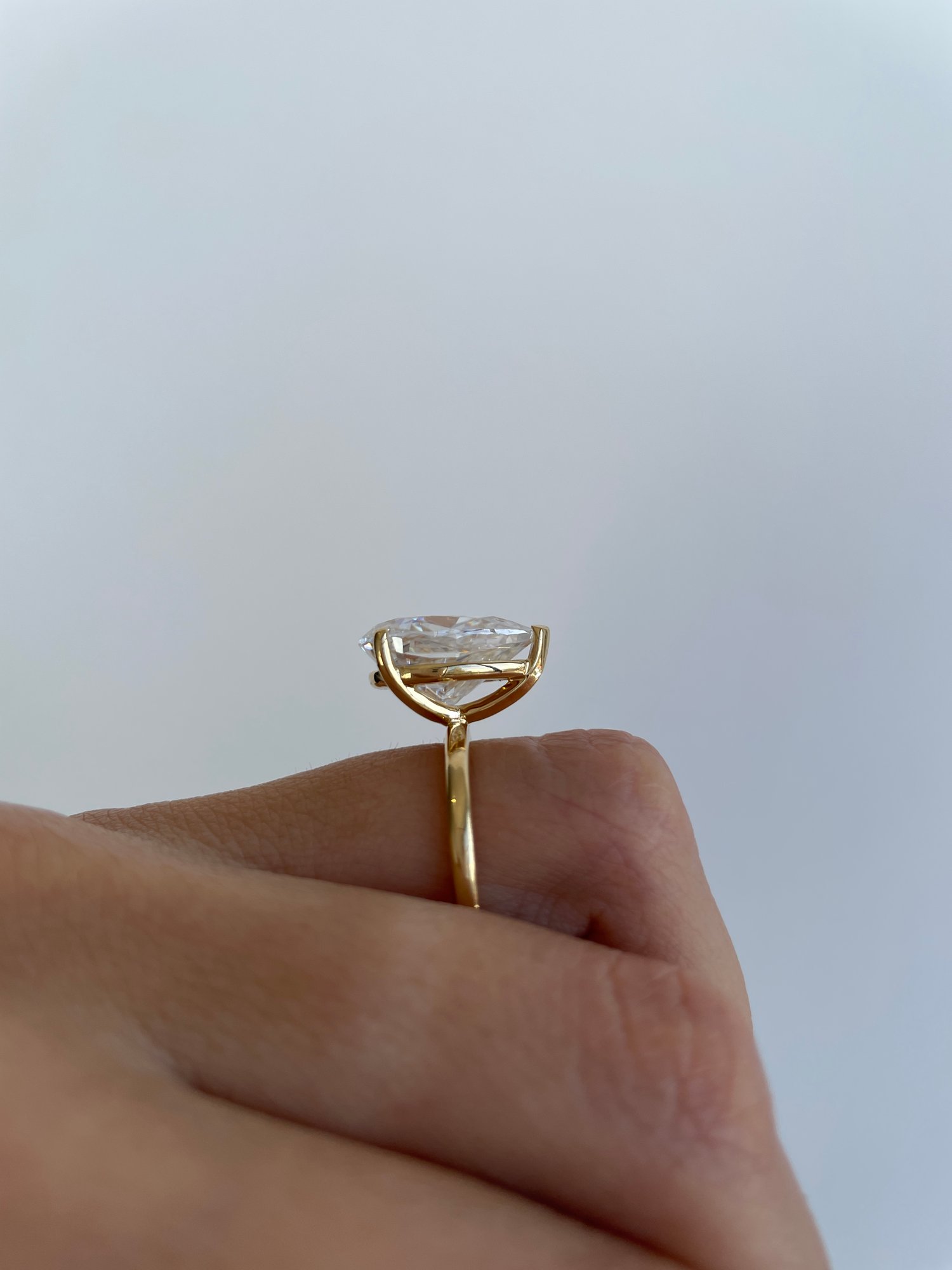 18k Yellow Gold | V Claw | 15x10mm Pear Moissanite