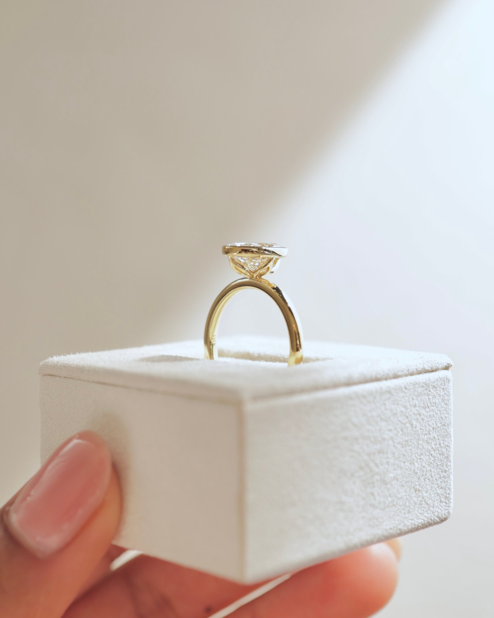 18k Yellow Gold | 2.04ct - E - VVS2 Oval Lab Diamond