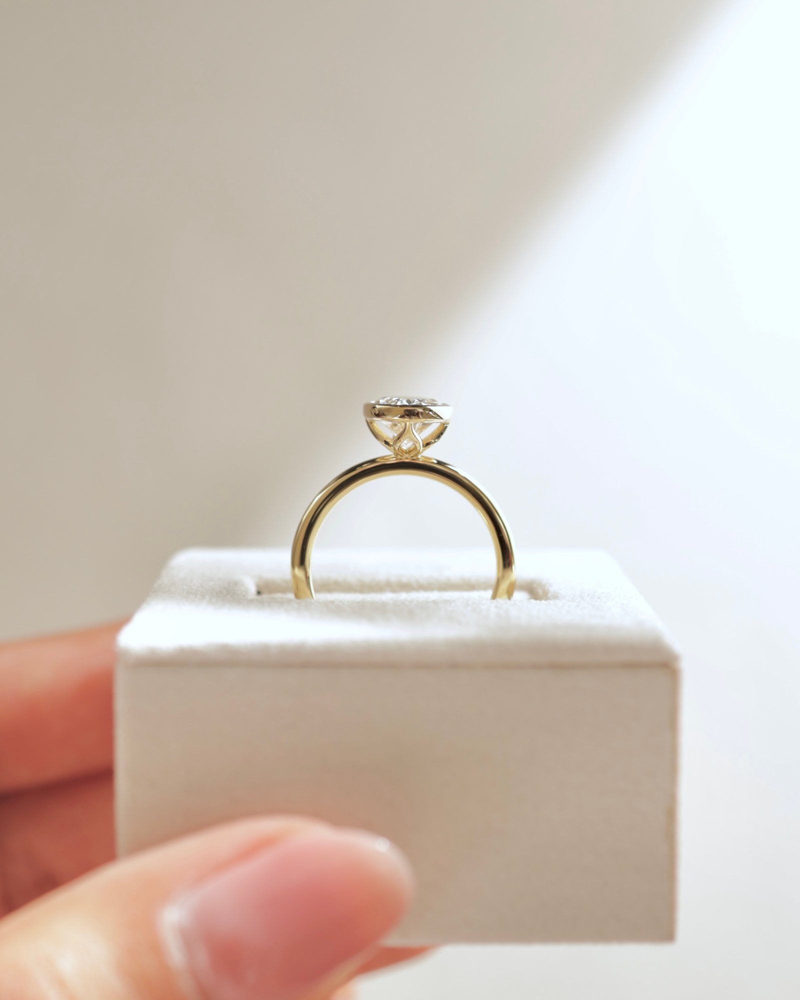 18k Yellow Gold | 2.04ct - E - VVS2 Oval Lab Diamond