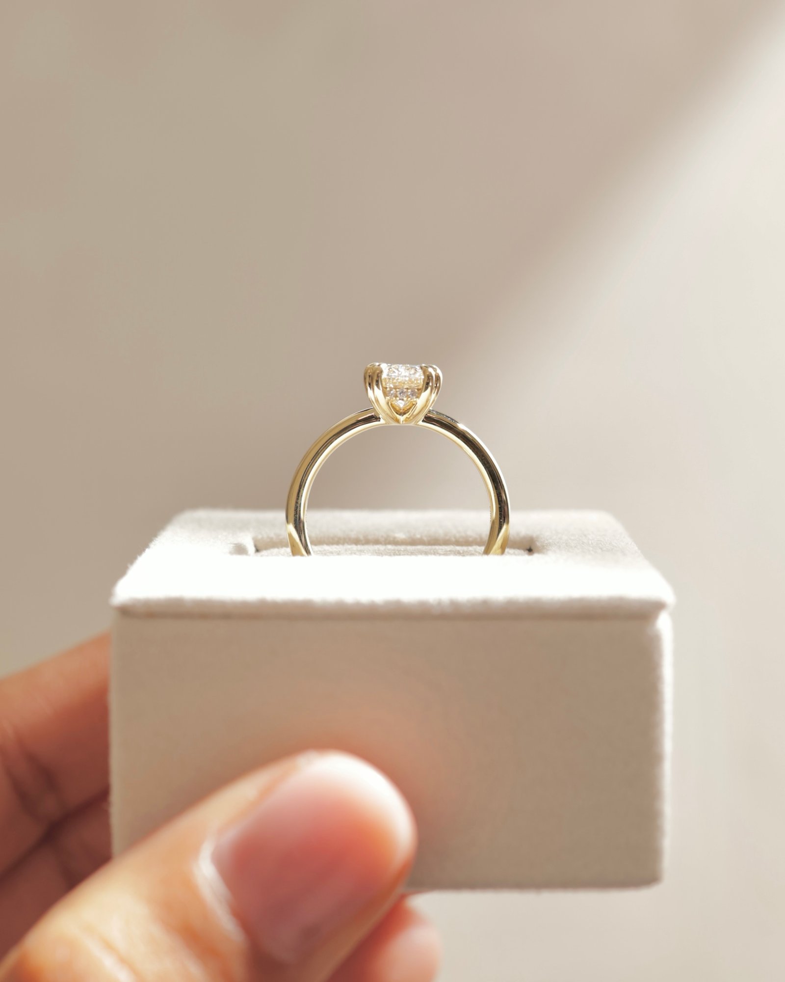 18k Yellow Gold | Low Set | 1.46ct - E - VS1 Oval Lab Diamond | Lab Diamond side stones