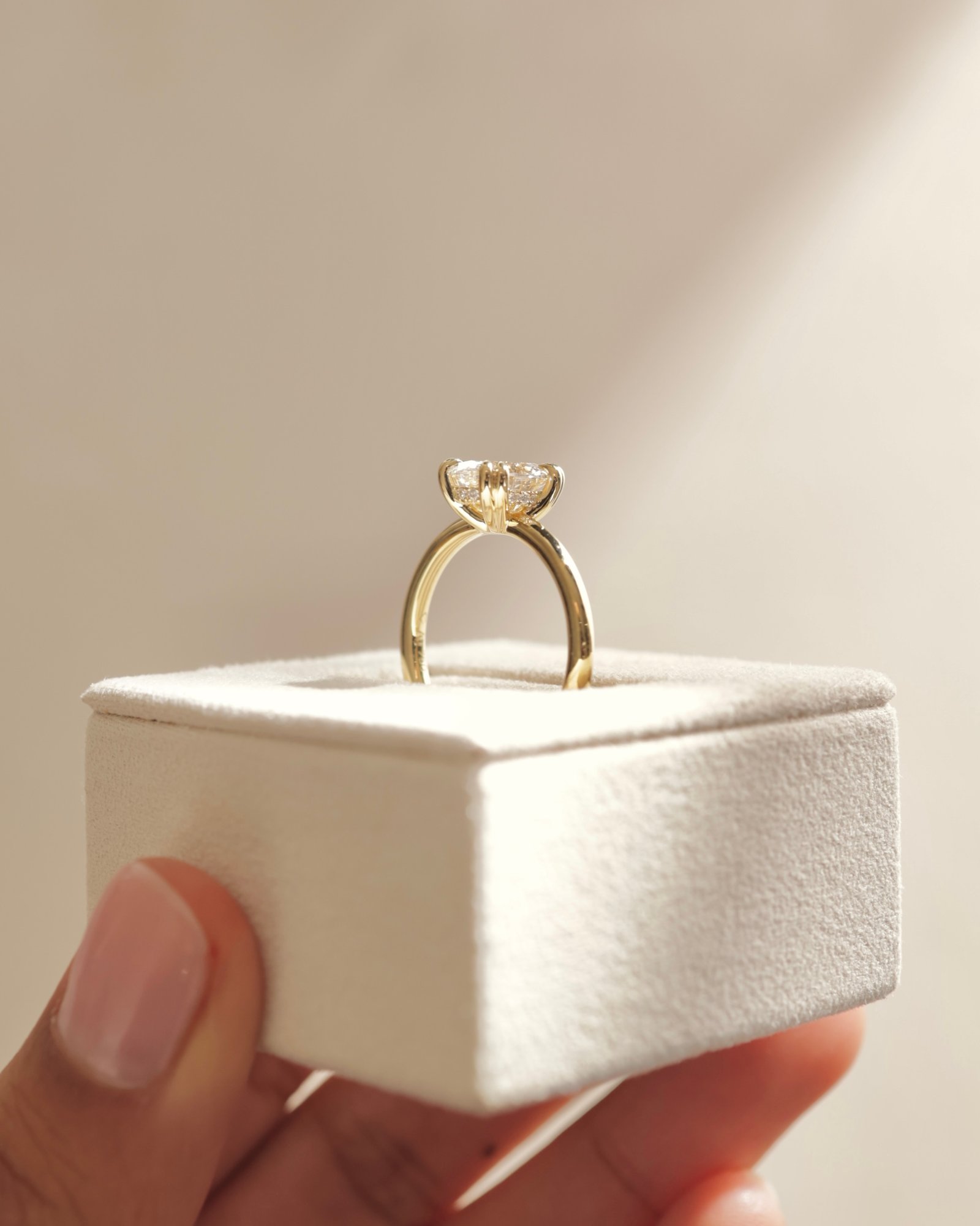 18k Yellow Gold | Low Set | 1.46ct - E - VS1 Oval Lab Diamond | Lab Diamond side stones