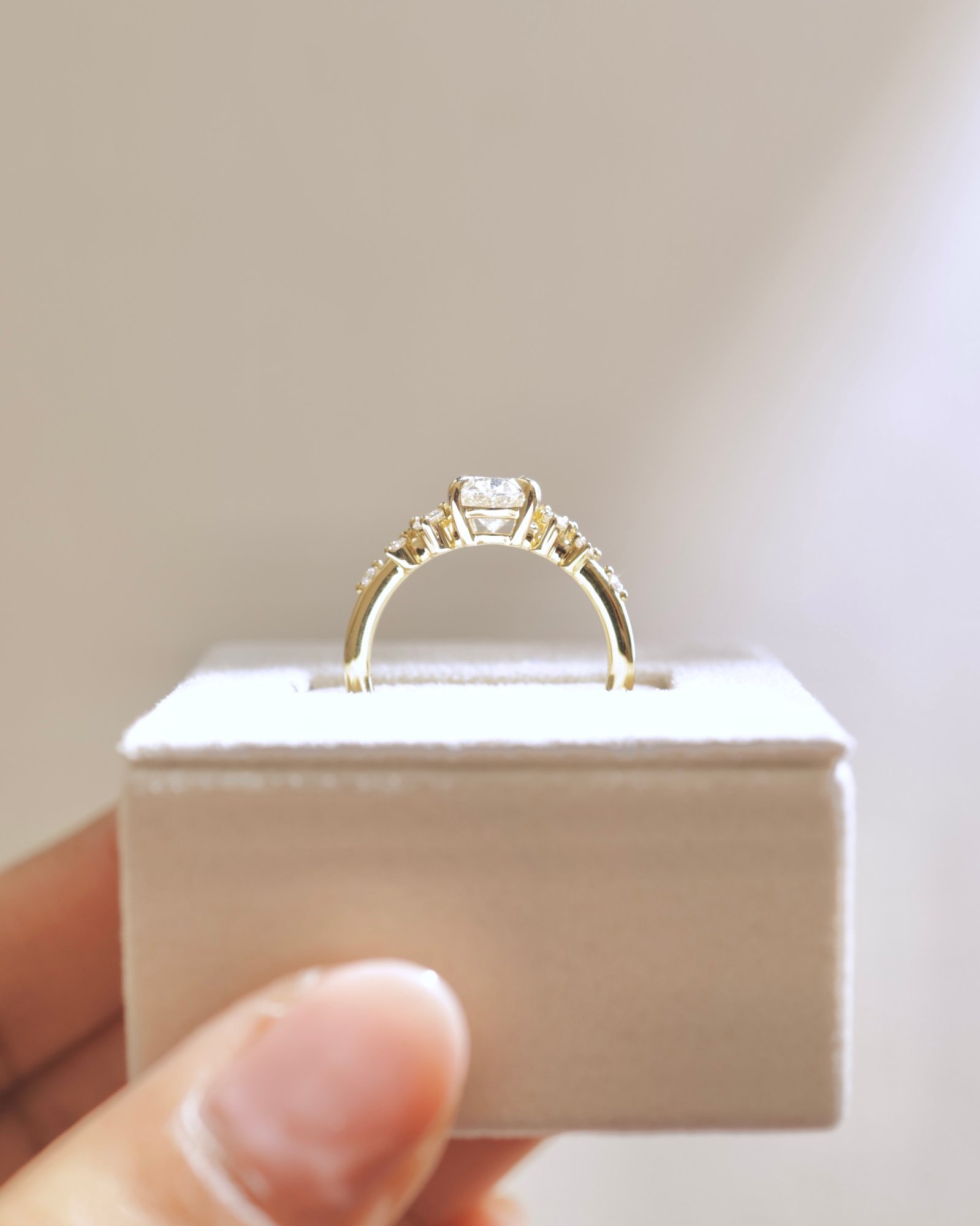 18k Yellow Gold | 1.44ct - E - VS1 Oval Lab Diamond | Lab Diamond side stones