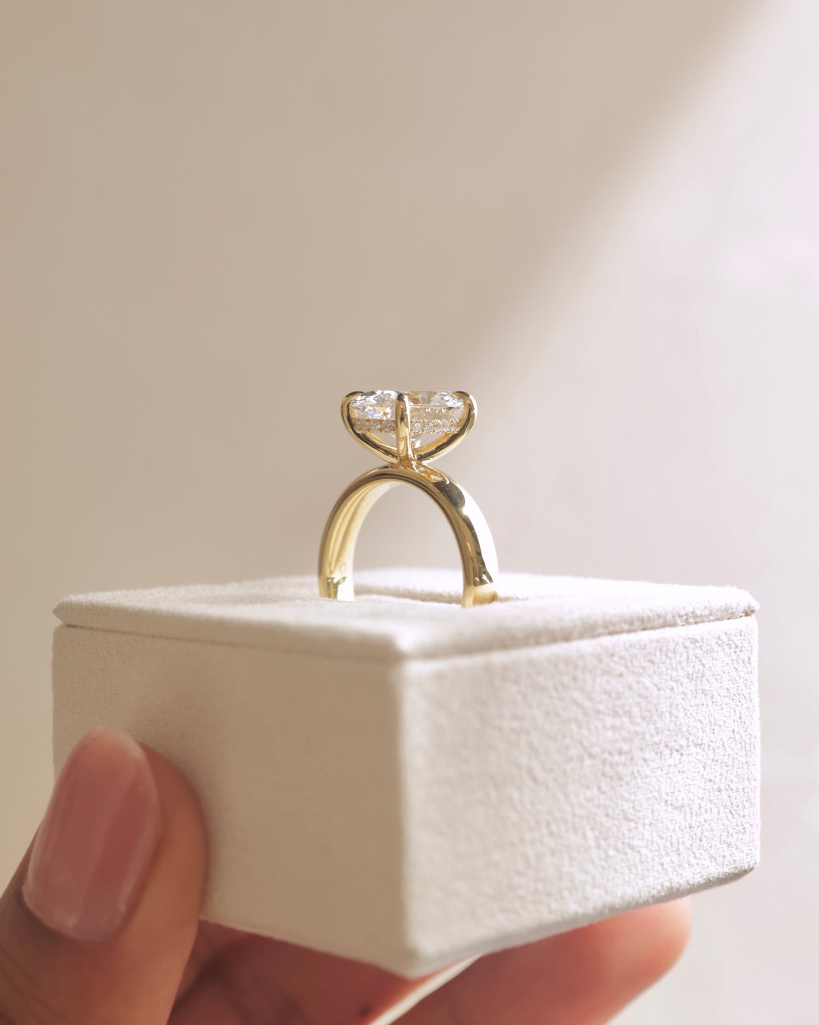 18k Yellow Gold | High Set | 3.07ct - D - VVS2 Oval Lab Diamond | Lab Diamond side stones