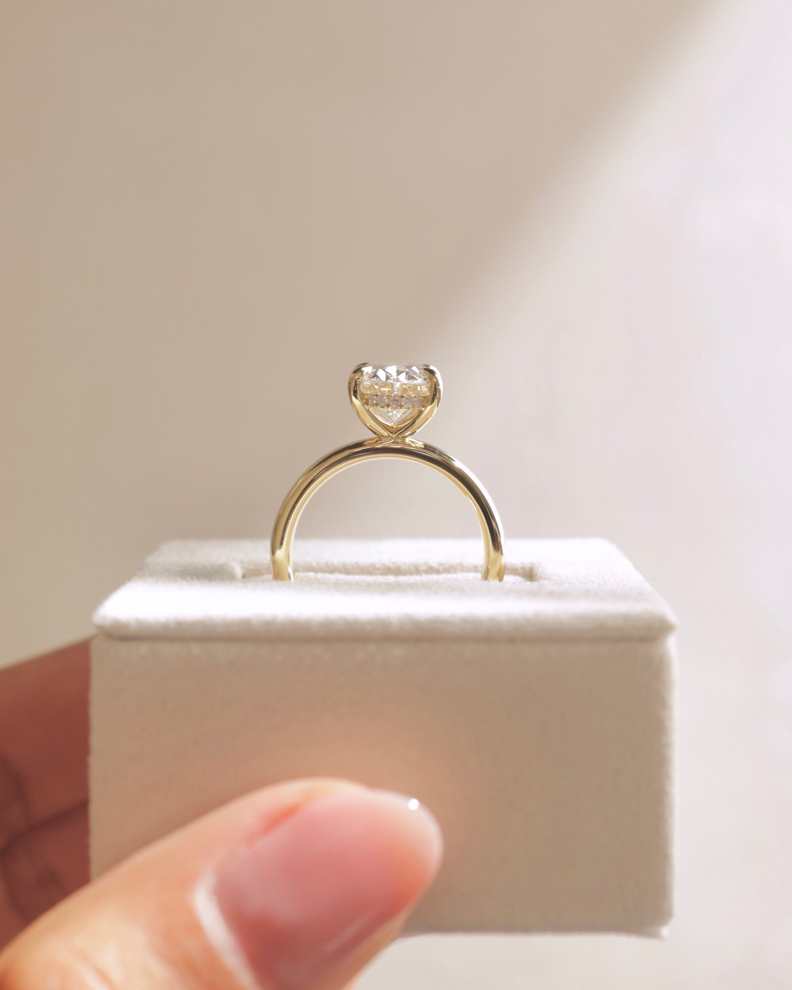 18k Yellow Gold | High Set | 3.07ct - D - VVS2 Oval Lab Diamond | Lab Diamond side stones