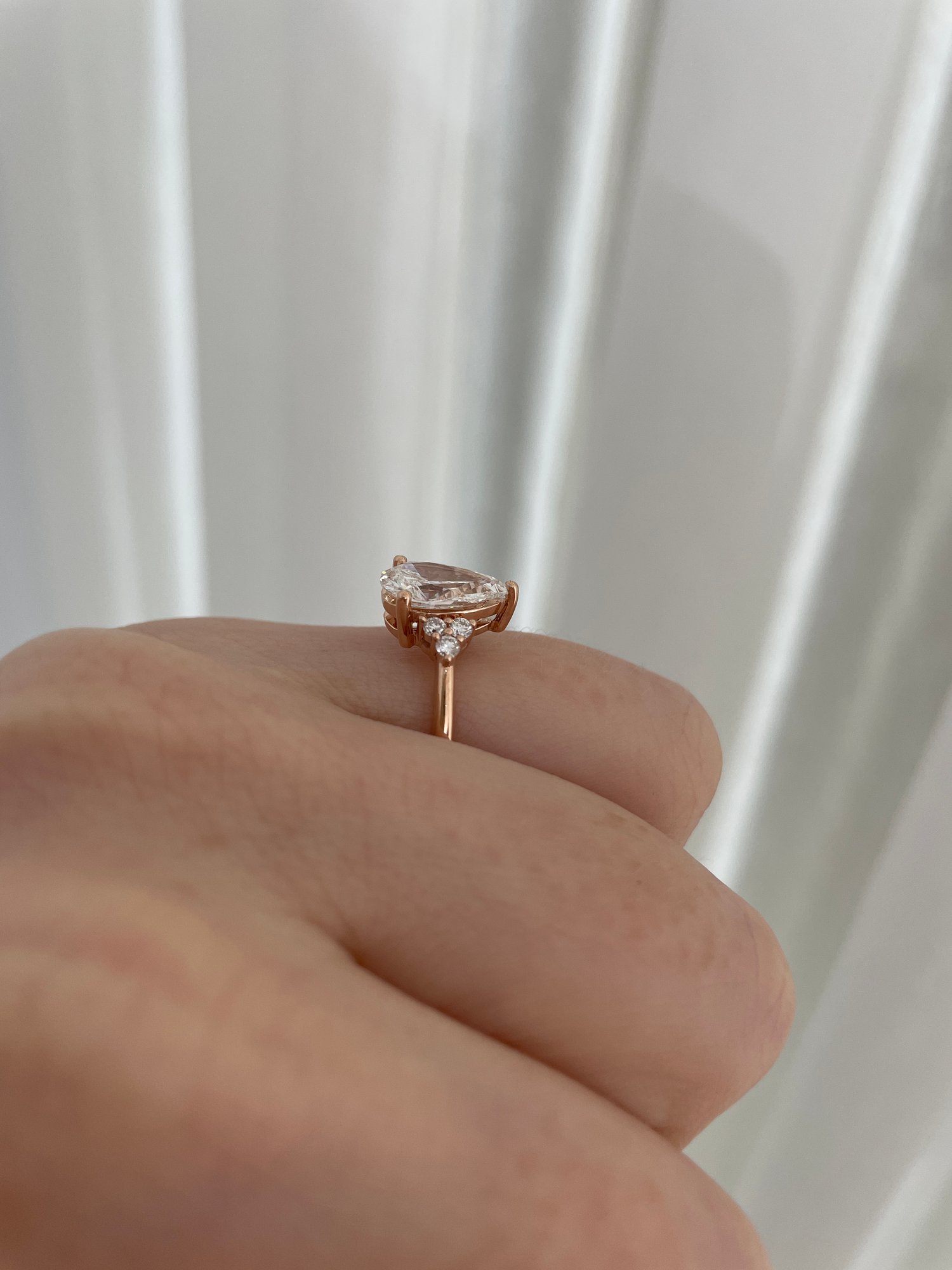 18k Rose Gold | 1.52ct - E - VS2 Pear Lab Diamond | Lab Diamond side stones