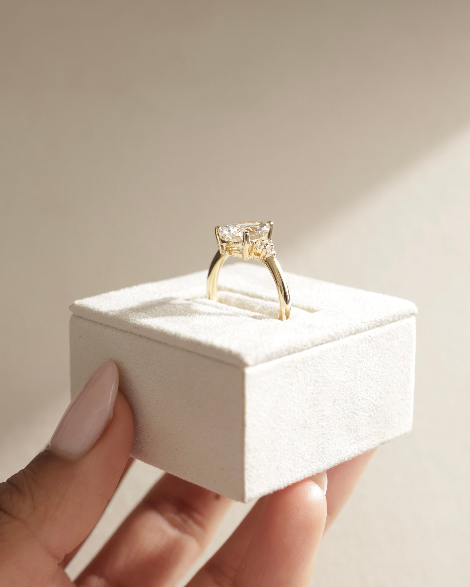 18k Yellow Gold | 2.18ct - F - VS2 Pear Lab Diamond | Lab Diamond side stones