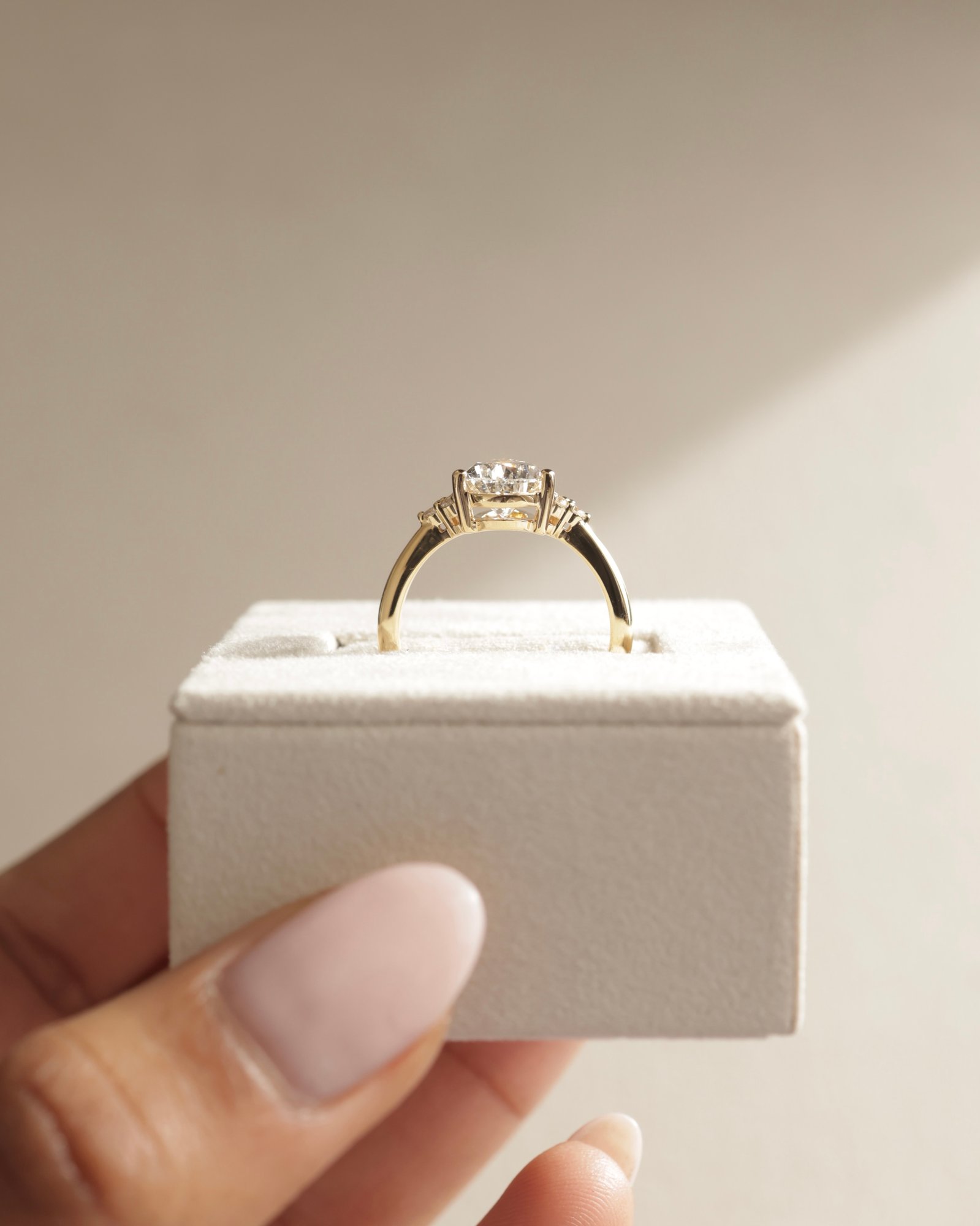 18k Yellow Gold | 2.18ct - F - VS2 Pear Lab Diamond | Lab Diamond side stones