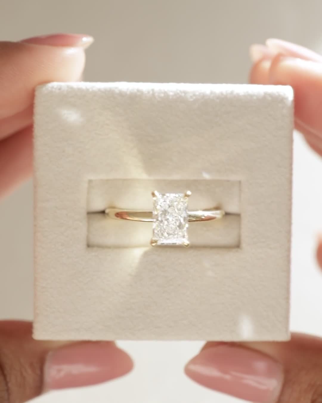 18k Yellow Gold | 1.32ct - E - VVS2 Radiant Lab Diamond | Lab Diamond side stones