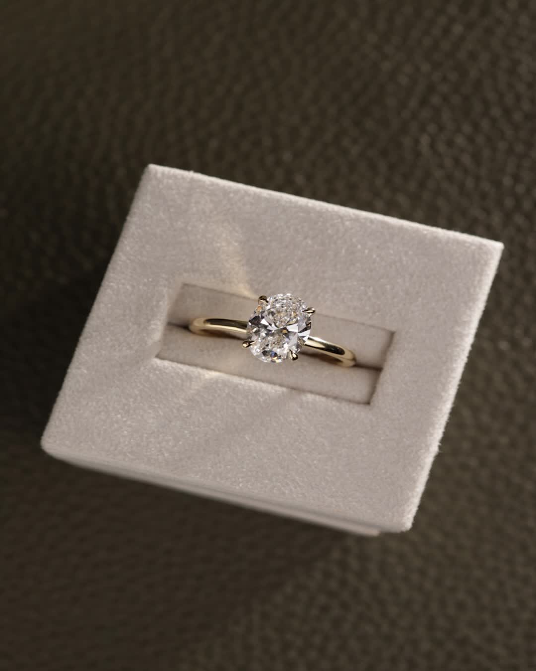 18k Yellow Gold | 1.8ct - E - VS1 Oval Lab Diamond | Lab Diamond side stones