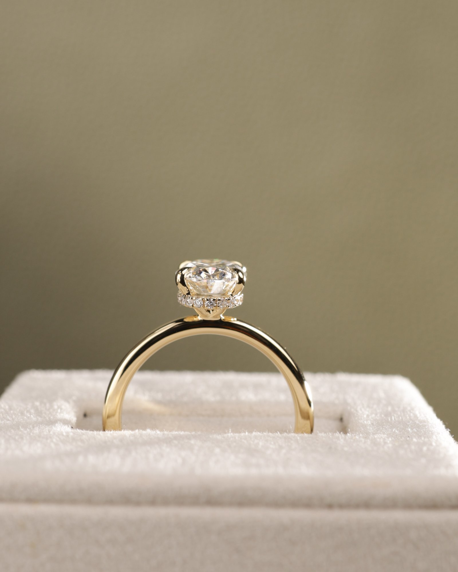 18k Yellow Gold | 1.8ct - E - VS1 Oval Lab Diamond | Lab Diamond side stones