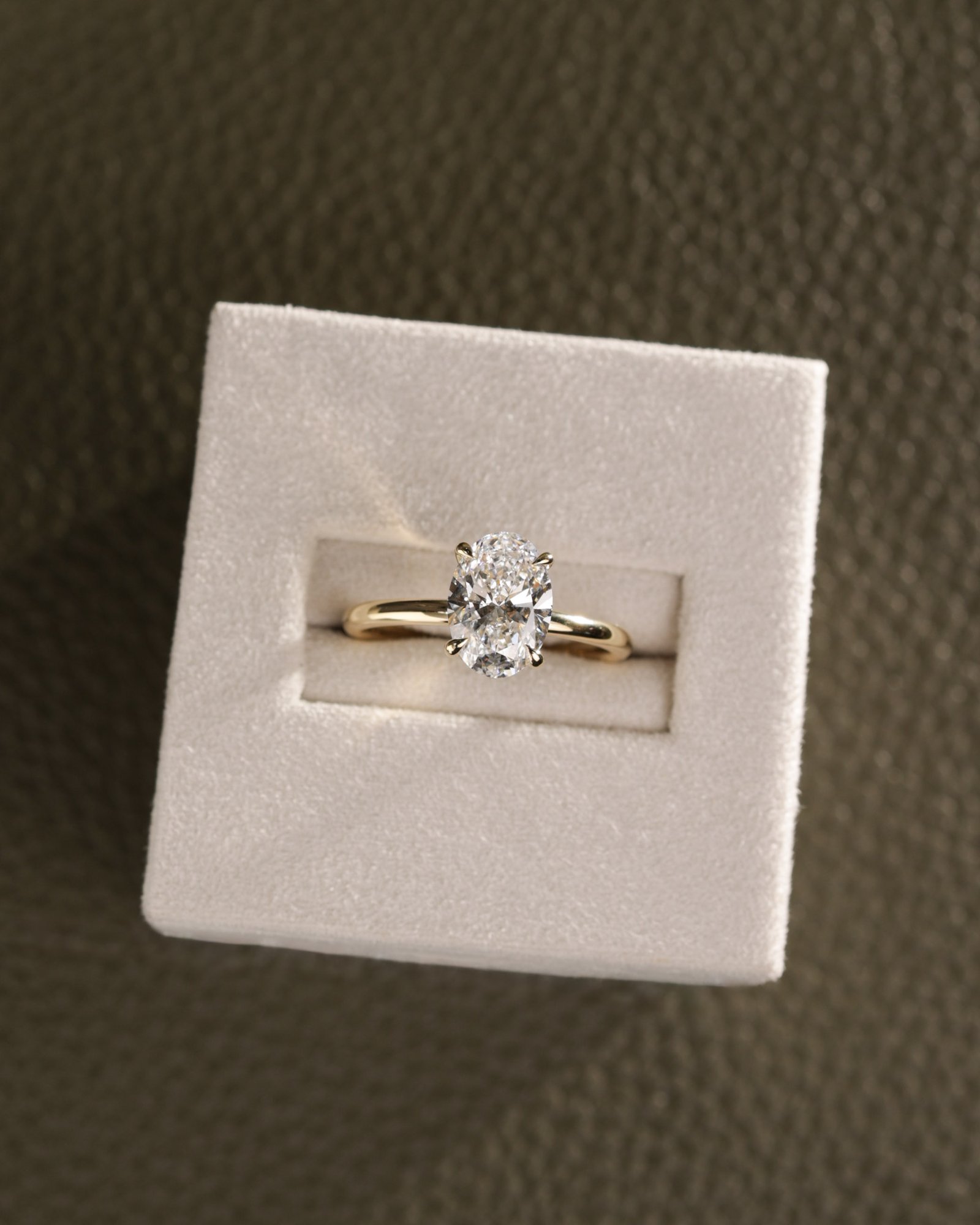 18k Yellow Gold | 1.8ct - E - VS1 Oval Lab Diamond | Lab Diamond side stones