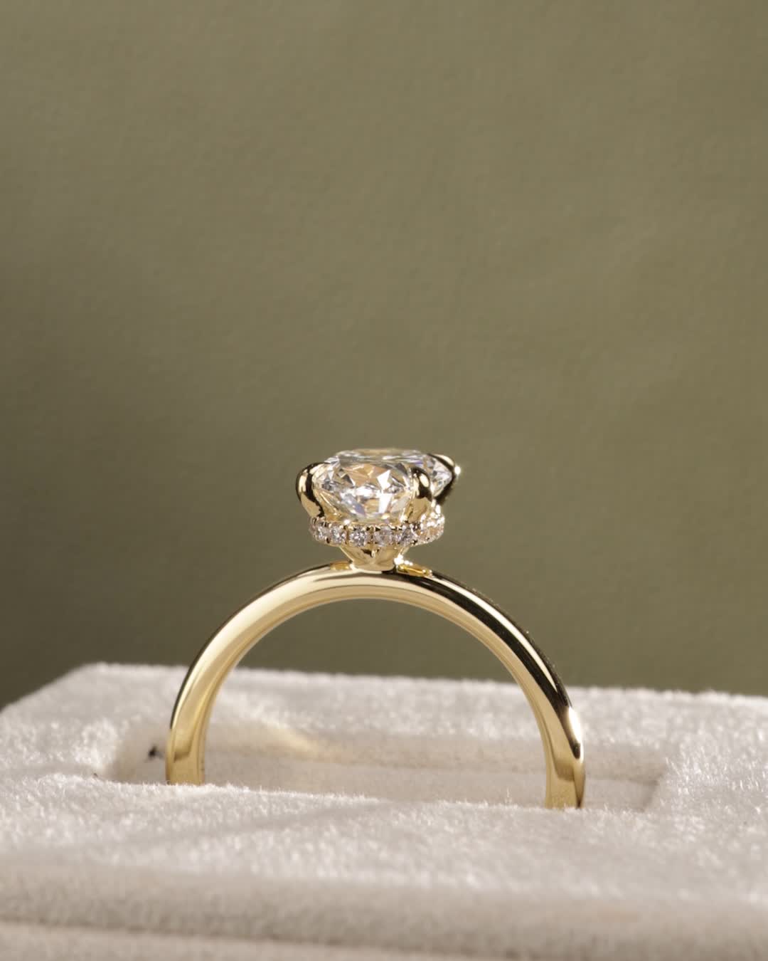 18k Yellow Gold | 1.8ct - E - VS1 Oval Lab Diamond | Lab Diamond side stones