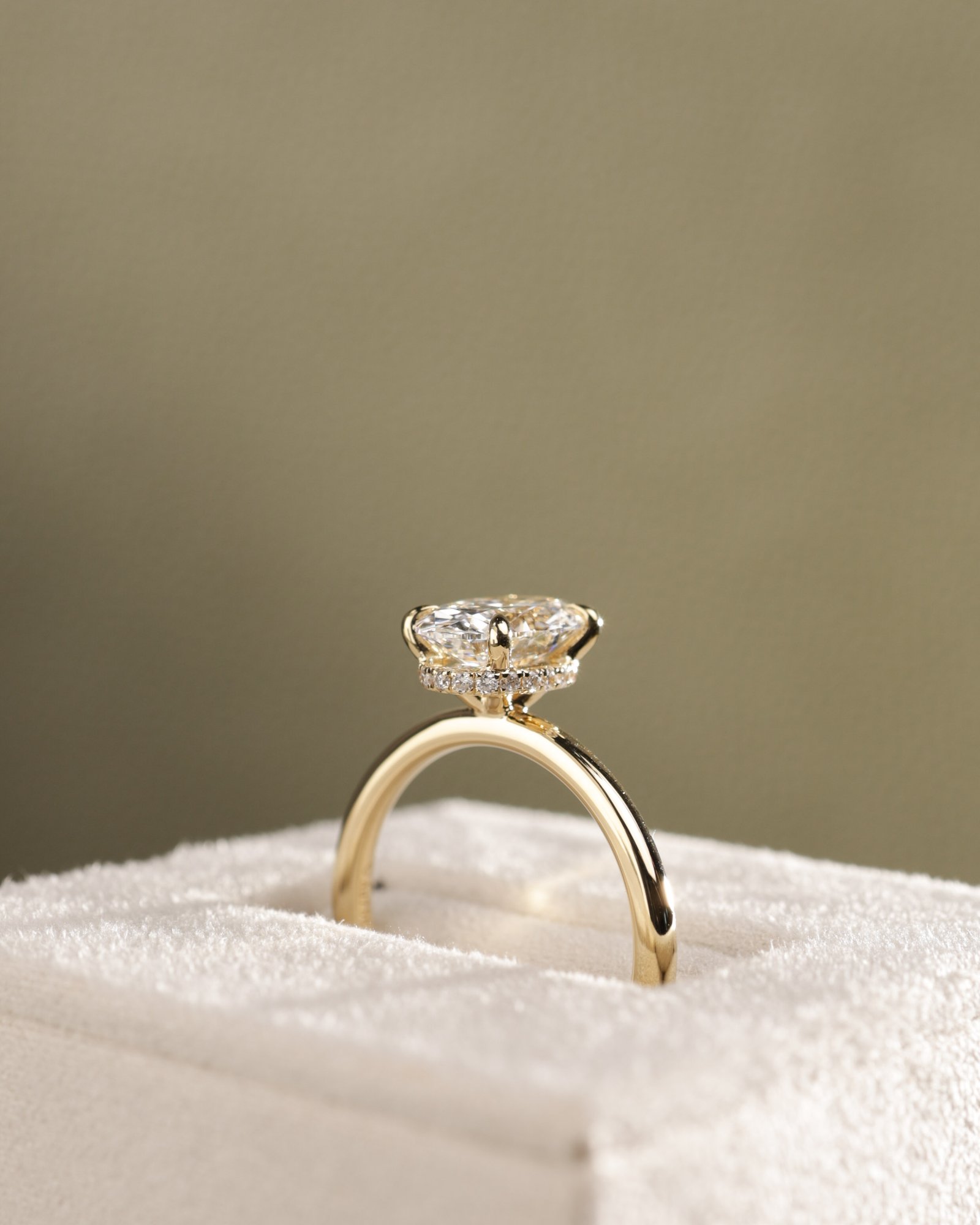 18k Yellow Gold | 1.8ct - E - VS1 Oval Lab Diamond | Lab Diamond side stones