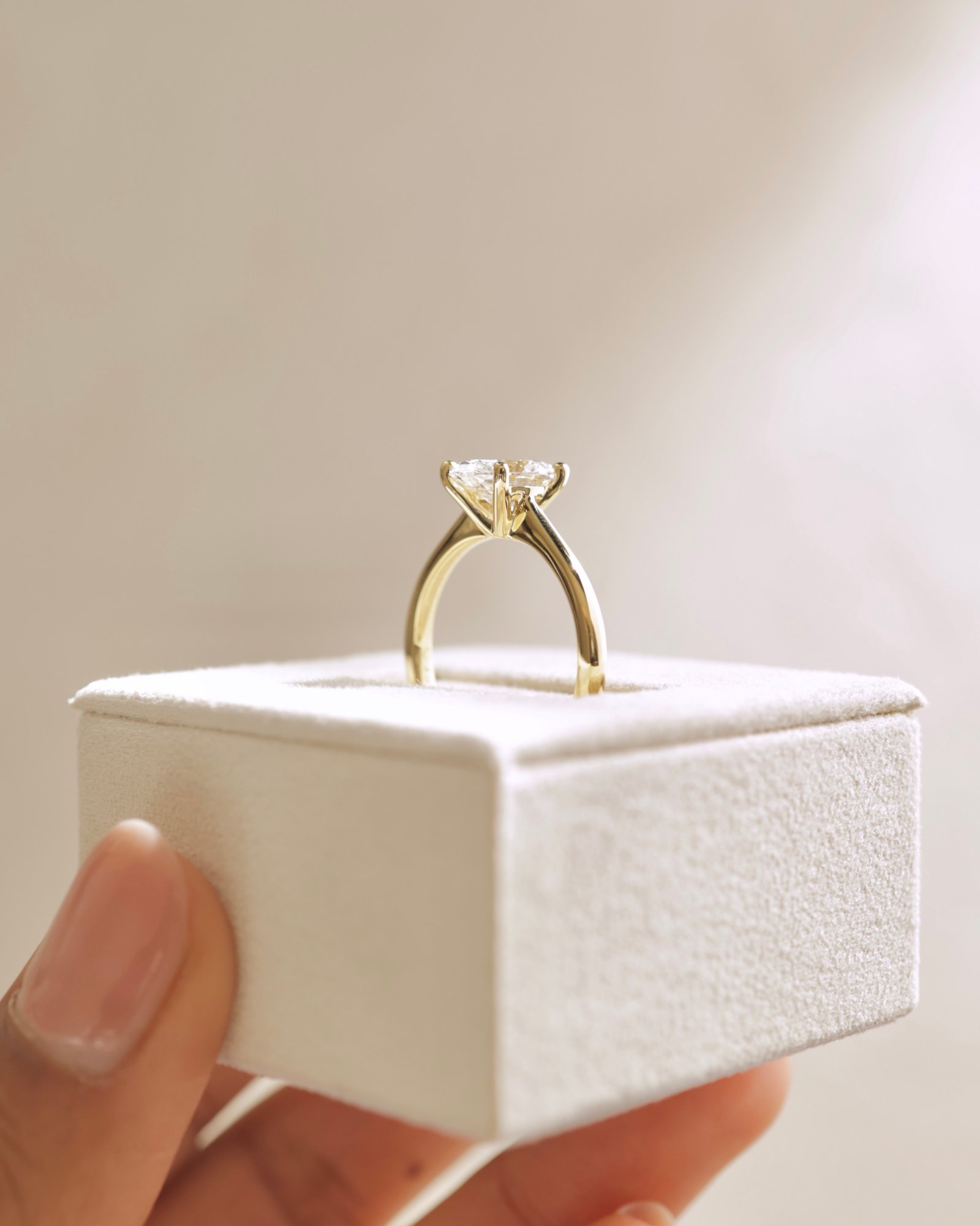 18k Yellow Gold | 1.47ct - E - VVS2 Oval Lab Diamond