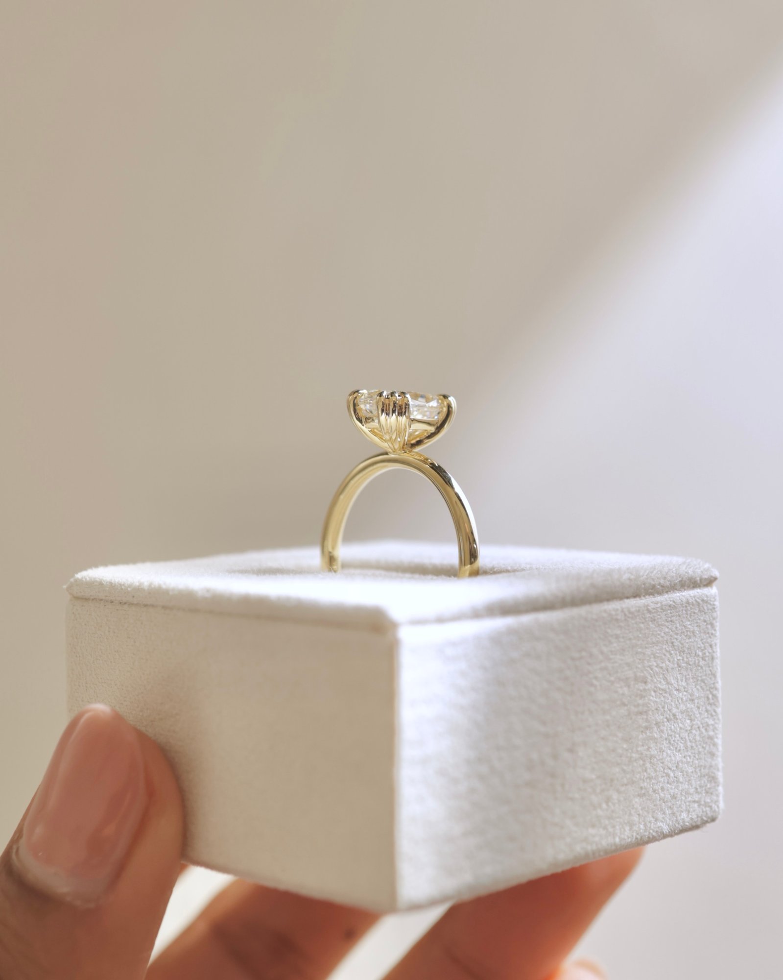 18k Yellow Gold | 2.25ct - F - VS1 Elongated Cushion Lab Diamond