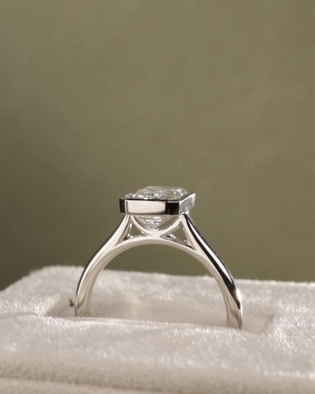 Platinum | 2.54ct - E - VVS2 Emerald Lab Diamond