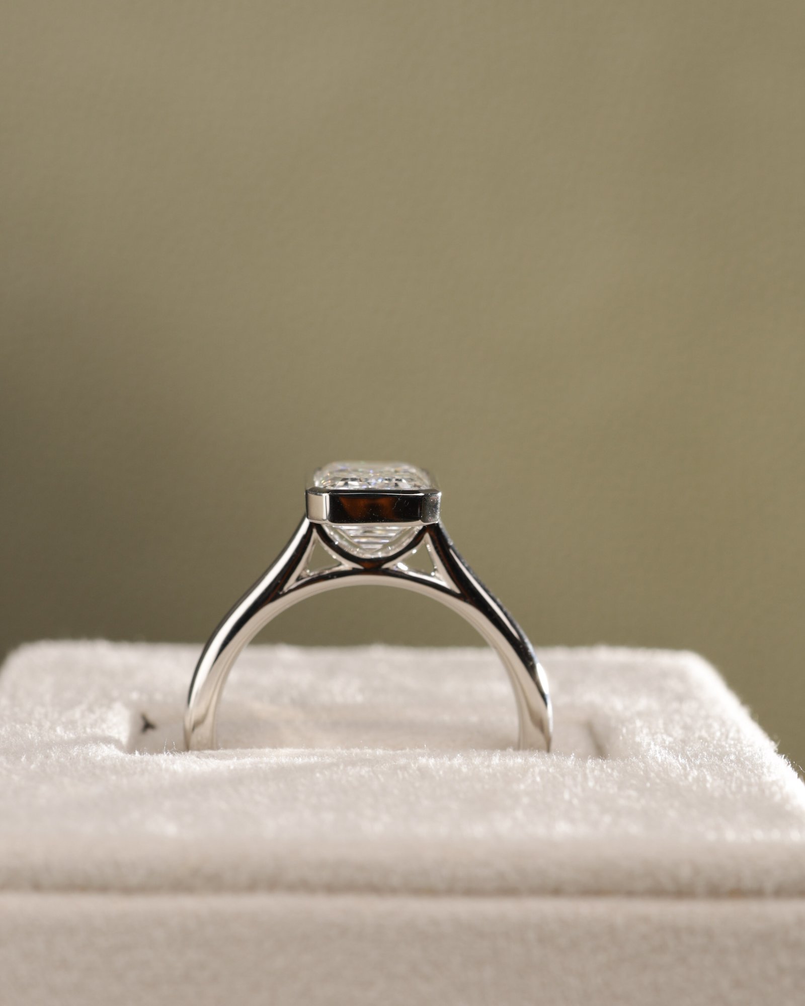 Platinum | 2.54ct - E - VVS2 Emerald Lab Diamond