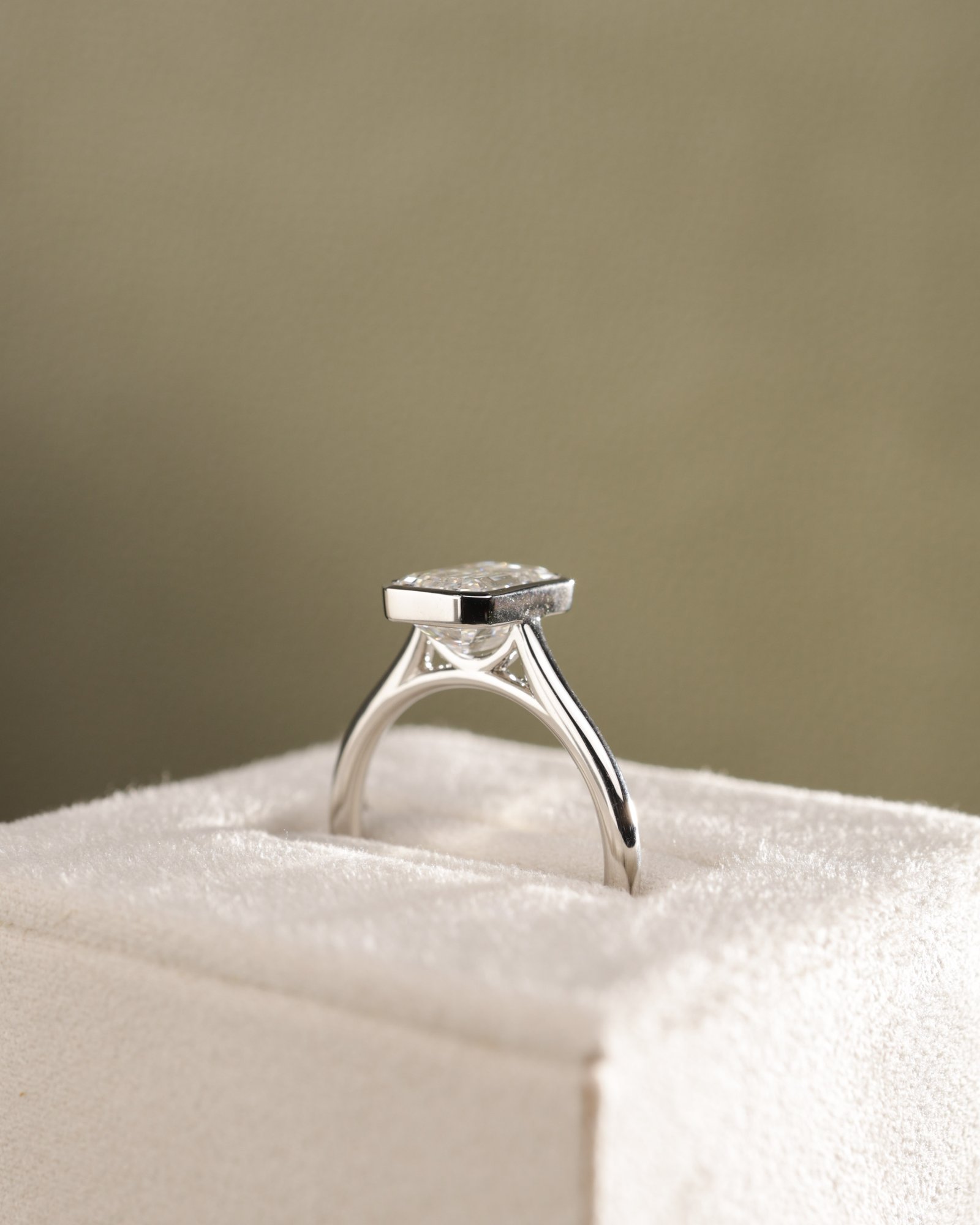 Platinum | 2.54ct - E - VVS2 Emerald Lab Diamond