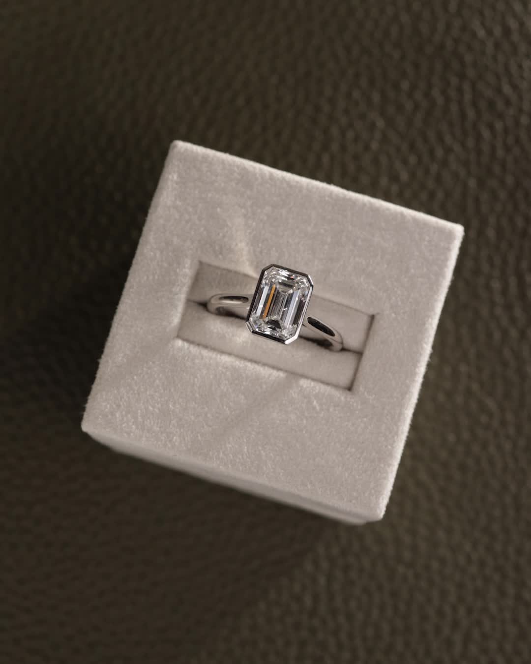 Platinum | 2.54ct - E - VVS2 Emerald Lab Diamond