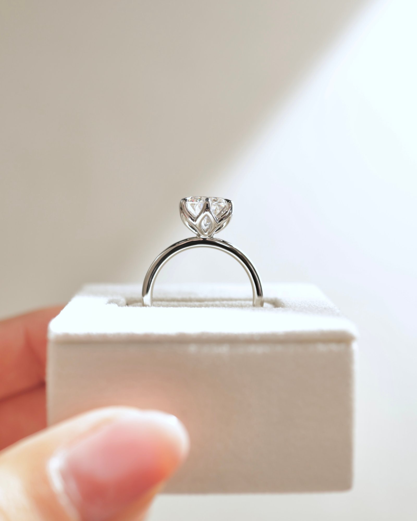 Platinum | 8.5mm Round Moissanite