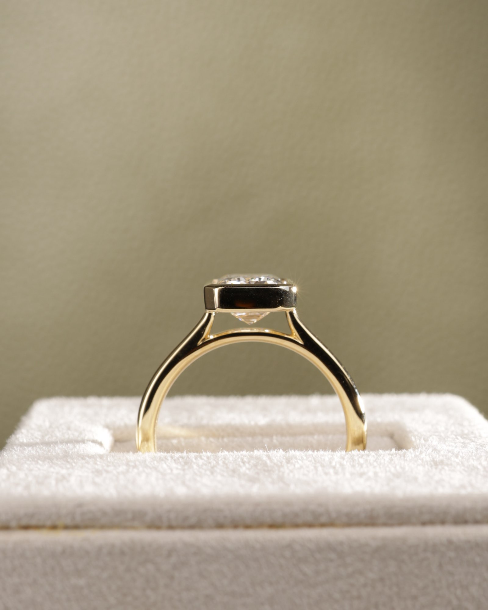 18k Yellow Gold | 2.59ct - D - VVS2 Emerald Lab Diamond