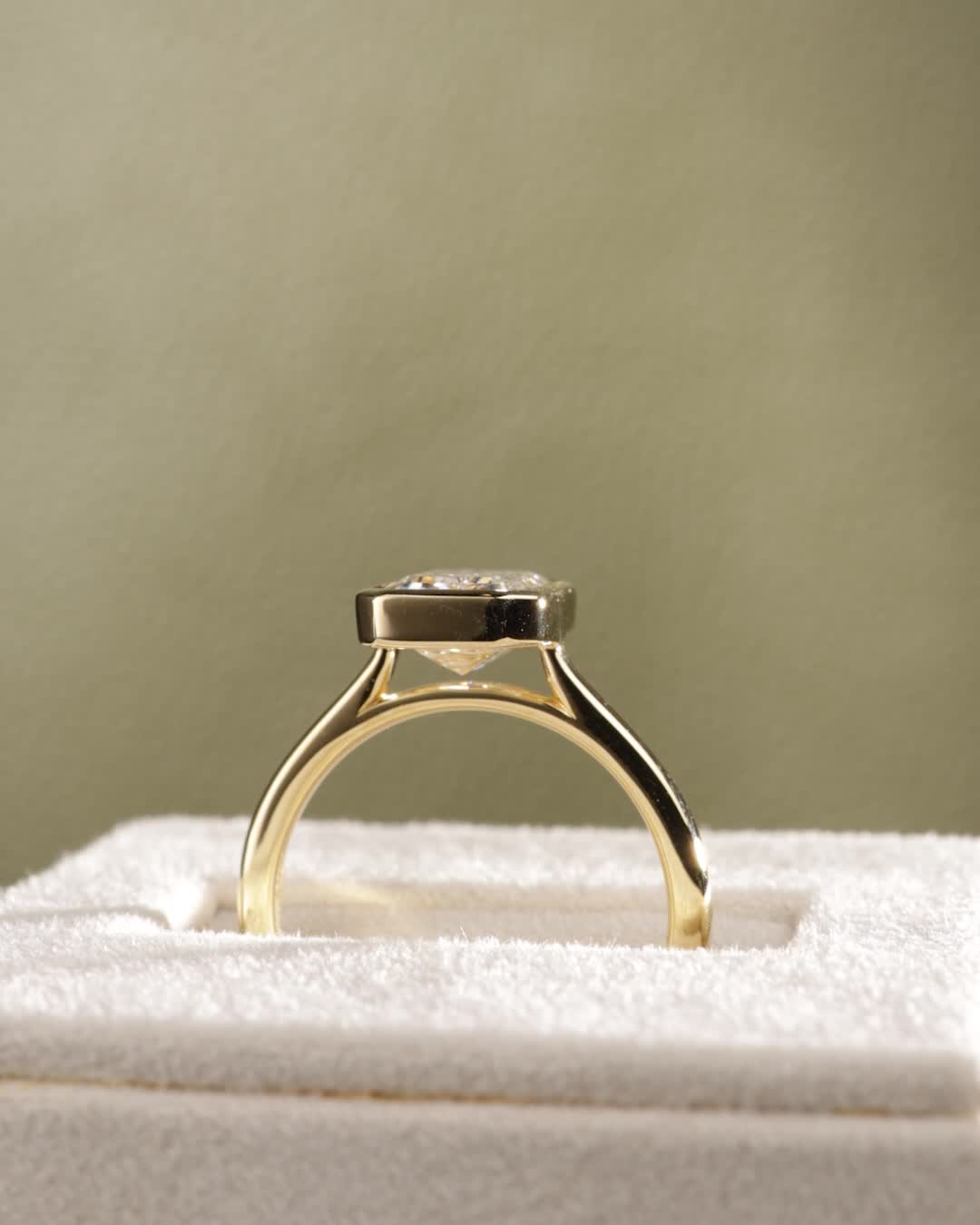 18k Yellow Gold | 2.59ct - D - VVS2 Emerald Lab Diamond