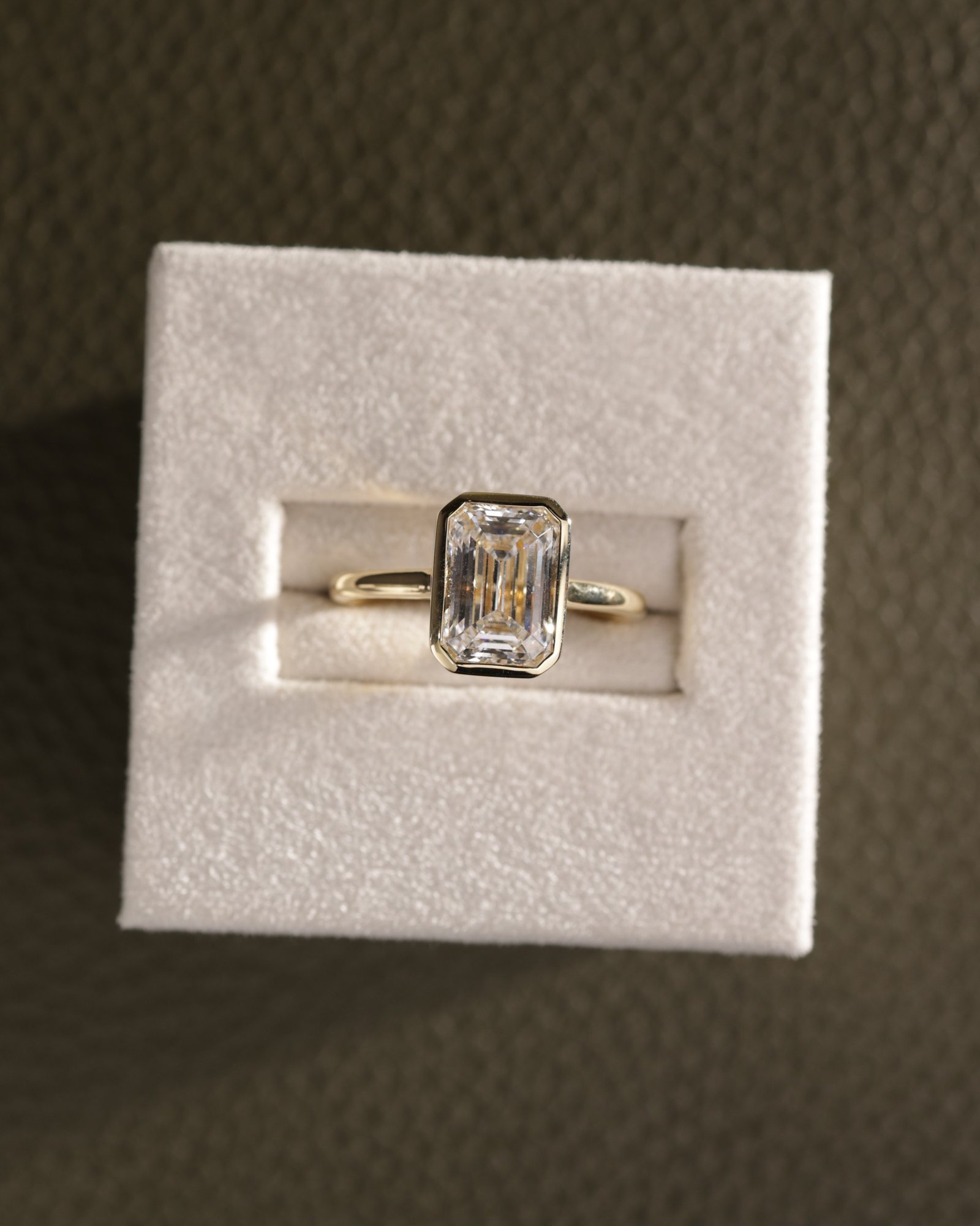 18k Yellow Gold | 2.59ct - D - VVS2 Emerald Lab Diamond