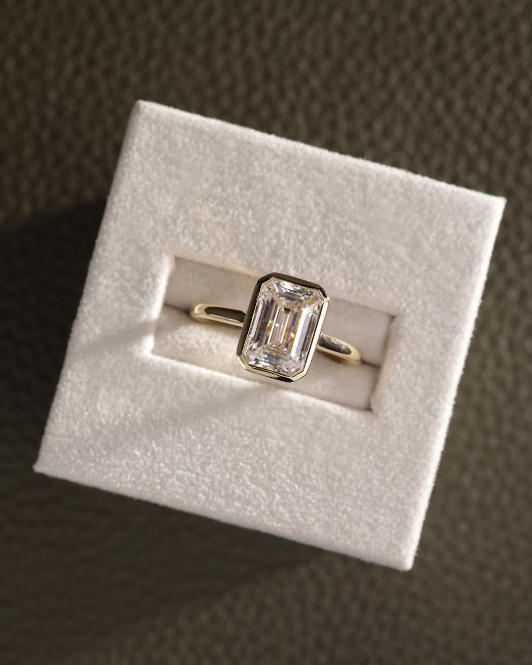 18k Yellow Gold | 2.59ct - D - VVS2 Emerald Lab Diamond