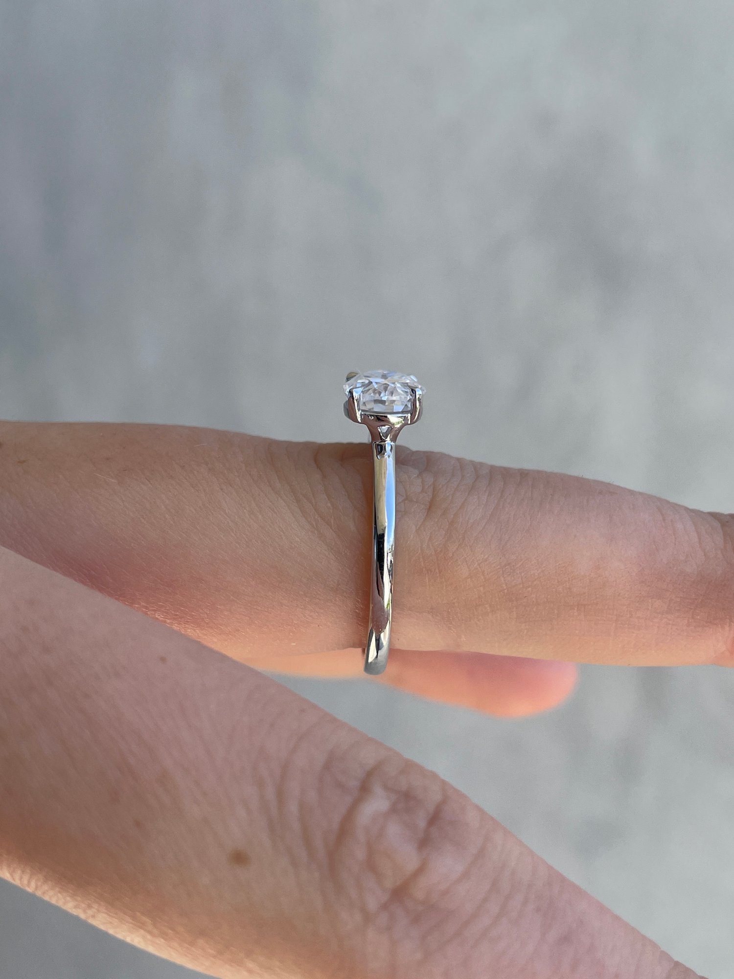 Platinum | 9x6.5mm Oval Moissanite