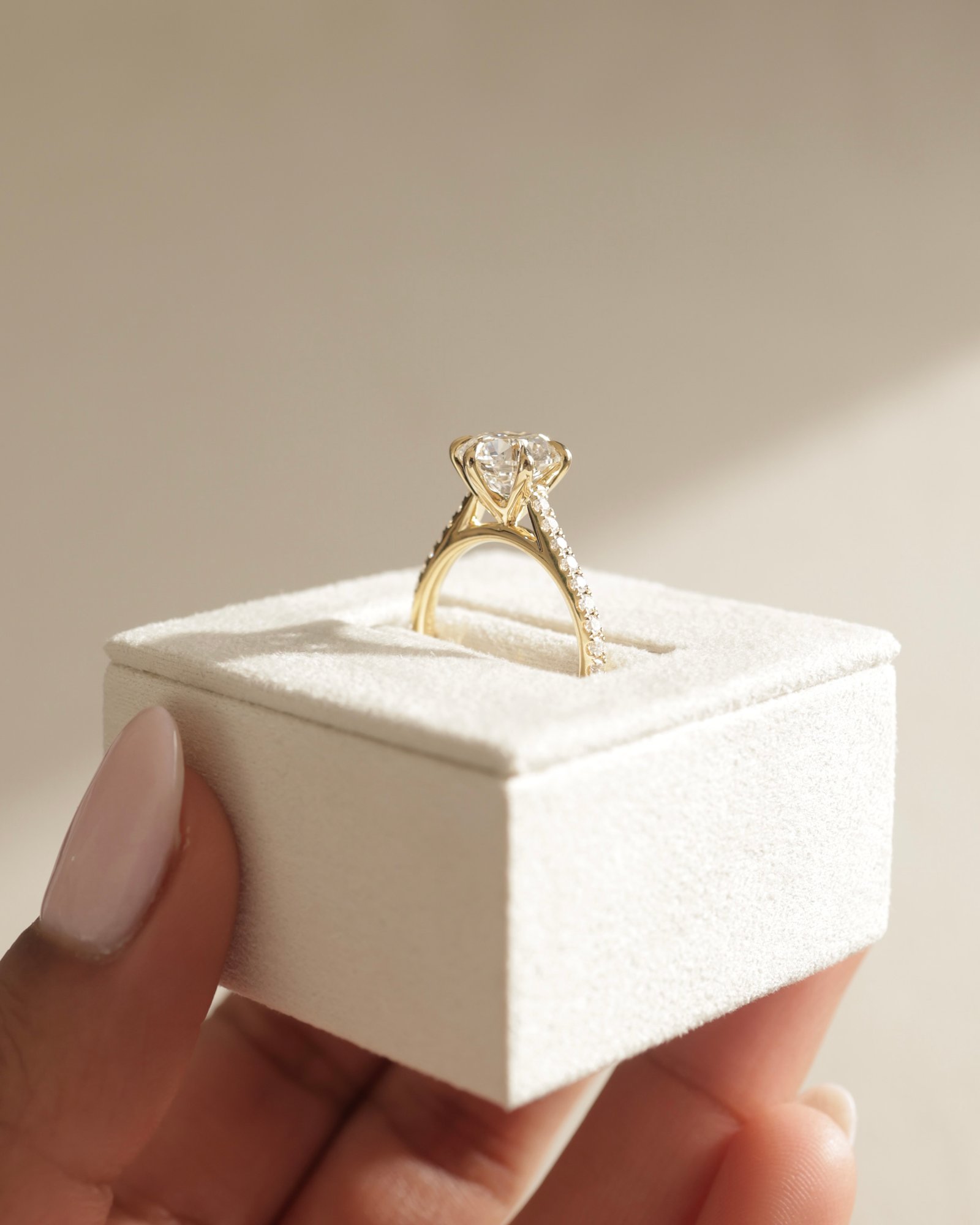 18k Yellow Gold | 2.32ct - F - VVS2 Round Lab Diamond | Lab Diamond side stones