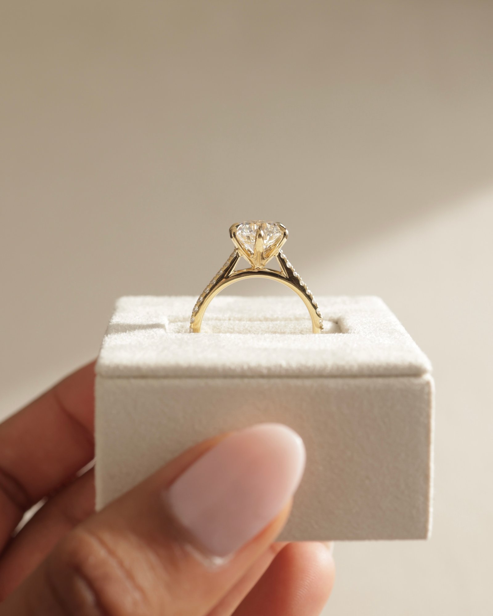 18k Yellow Gold | 2.32ct - F - VVS2 Round Lab Diamond | Lab Diamond side stones