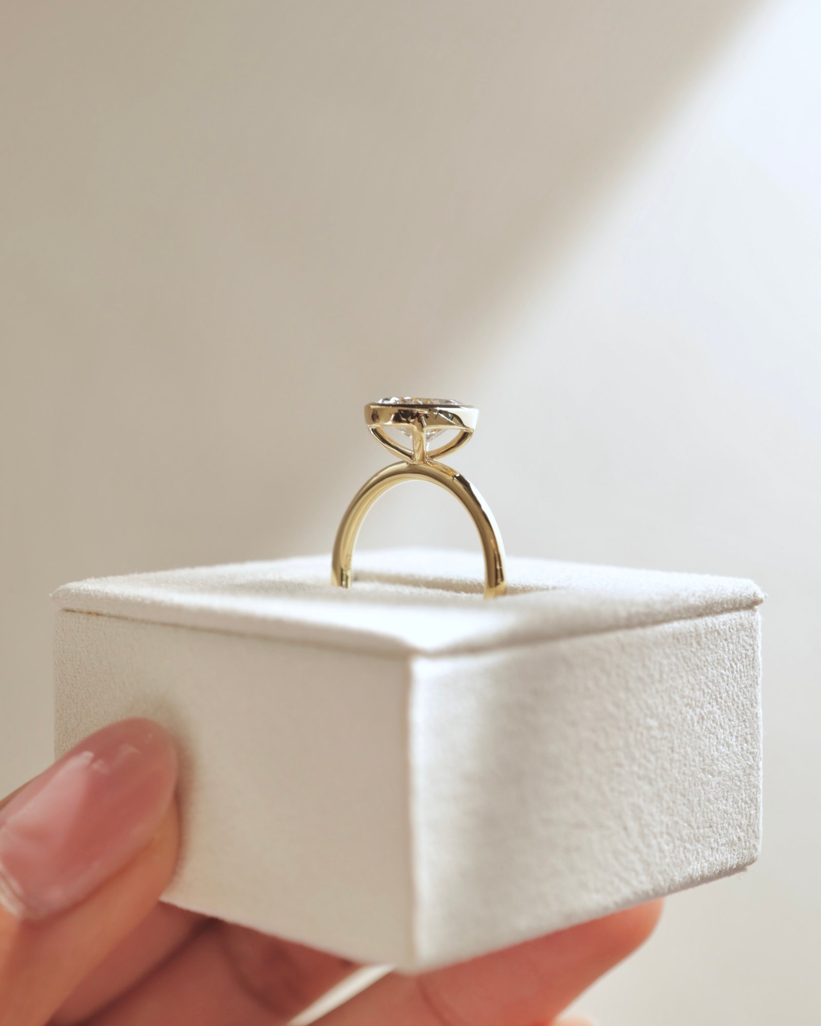 18k Yellow Gold | 2.01ct - F - VVS2 Oval Lab Diamond