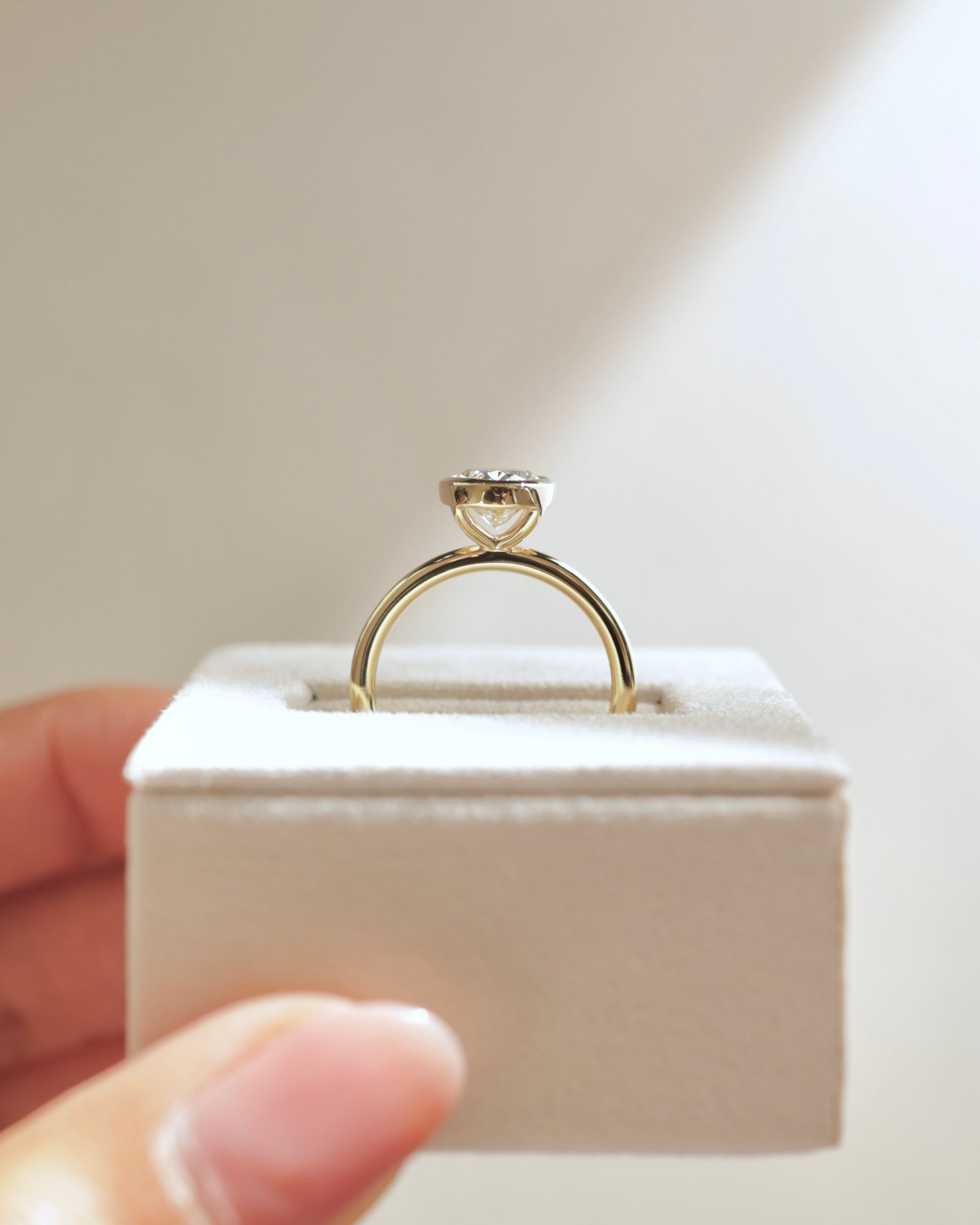 18k Yellow Gold | 2.01ct - F - VVS2 Oval Lab Diamond