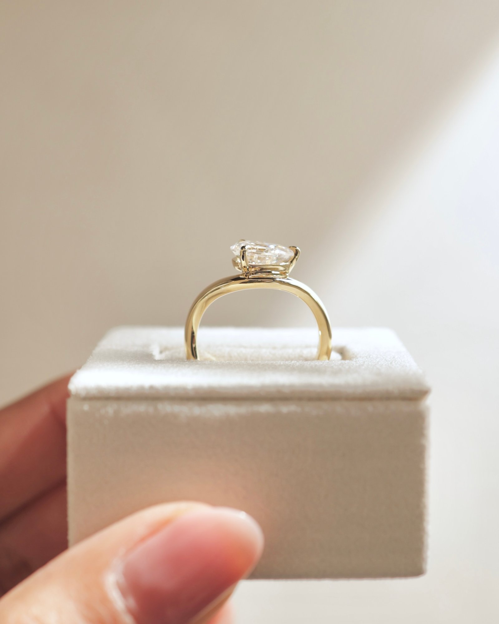 18k Yellow Gold | 9x6mm Pear Moissanite