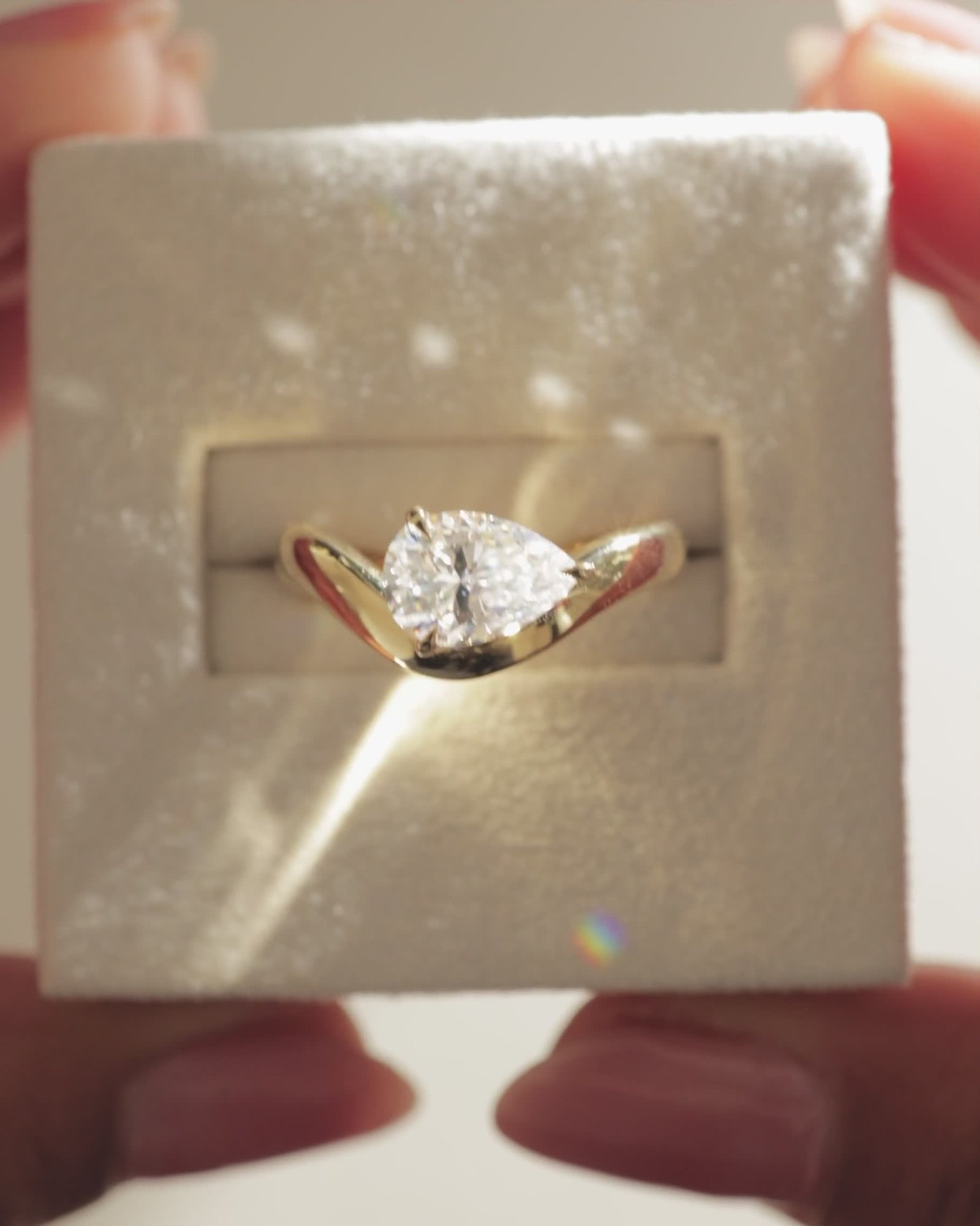 18k Yellow Gold | 9x6mm Pear Moissanite