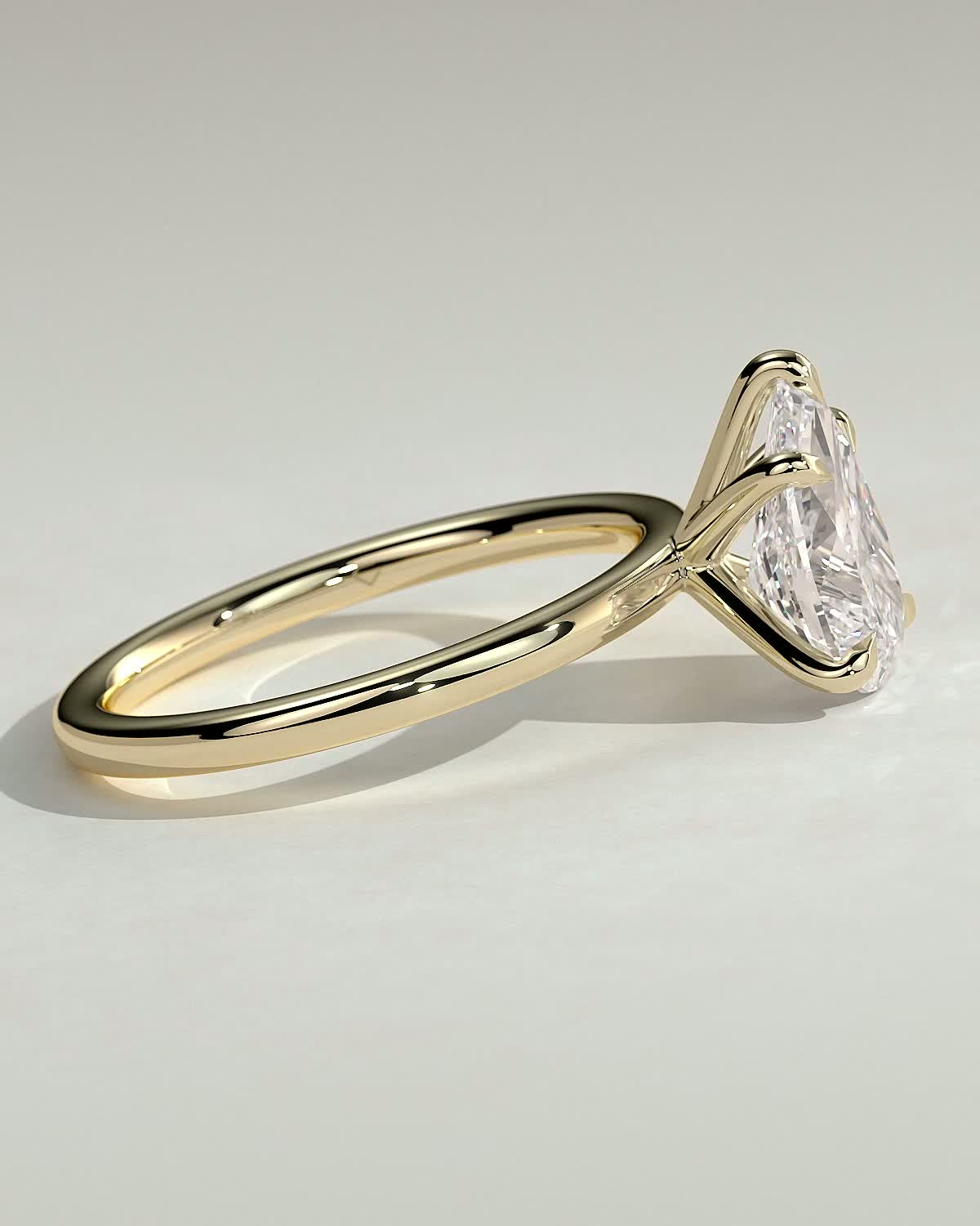 Alia - 5 Claw Pear Solitaire - 18k Yellow Gold