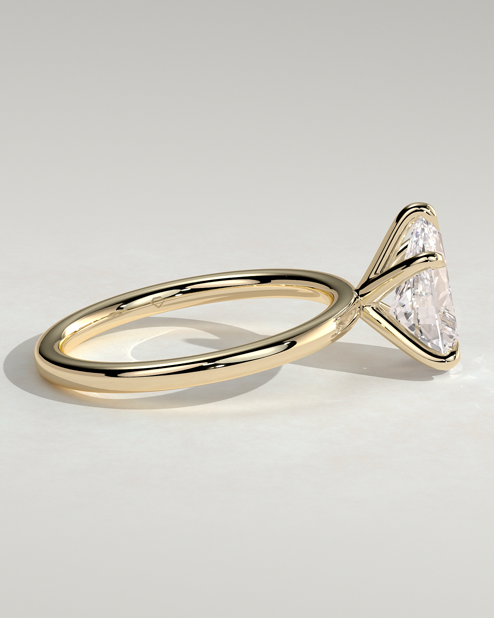 Alia - 5 Claw Pear Solitaire - 18k Yellow Gold