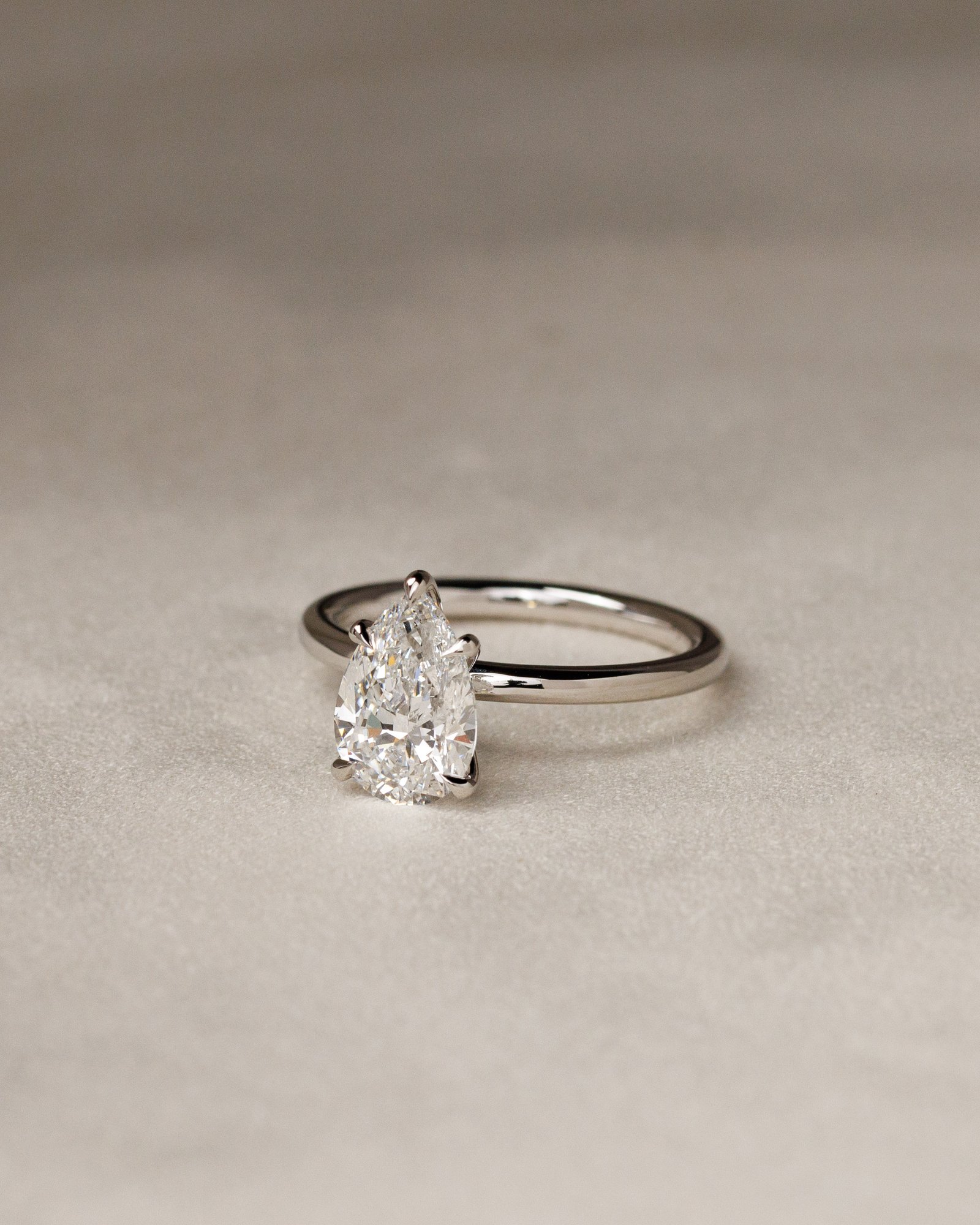Alia - 5 Claw Pear Solitaire Lifestyle Image