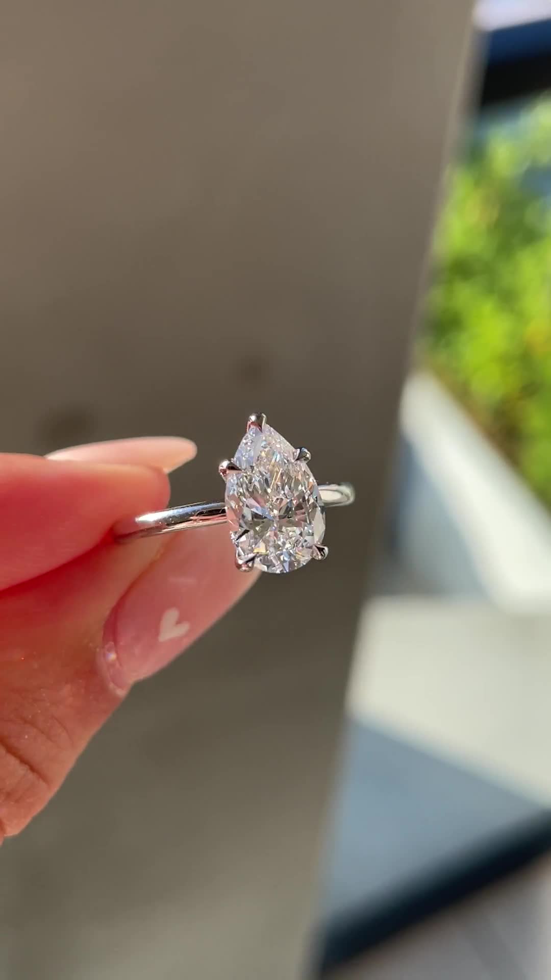 Alia - 5 Claw Pear Solitaire Lifestyle Image