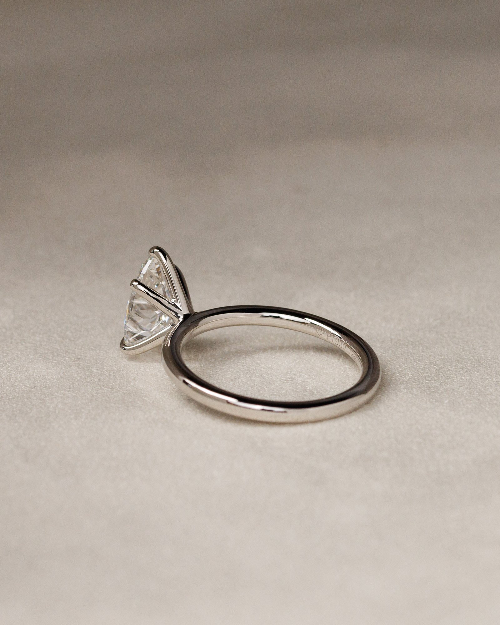 Alia - 5 Claw Pear Solitaire Lifestyle Image