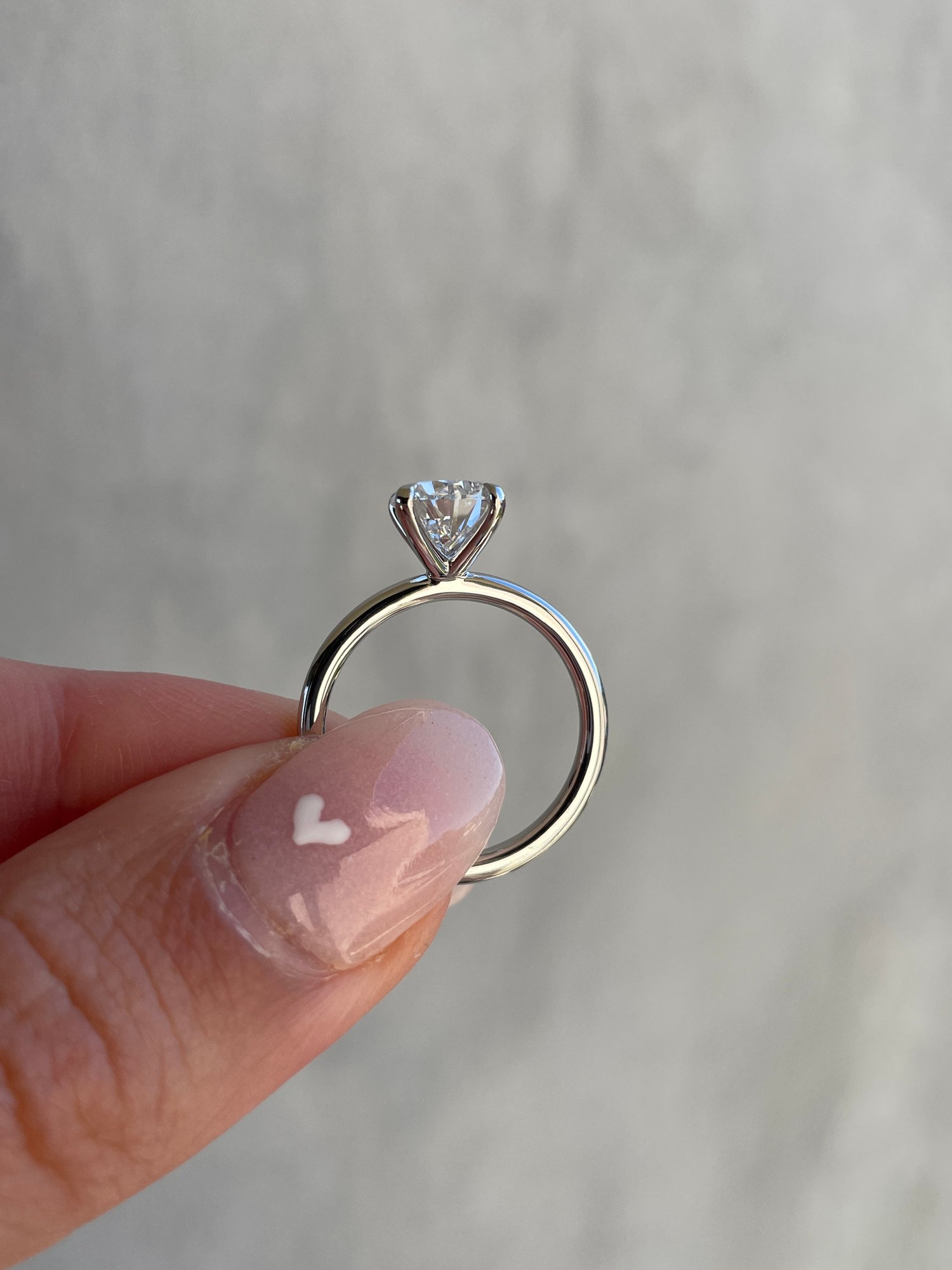 Alia - 5 Claw Pear Solitaire Lifestyle Image