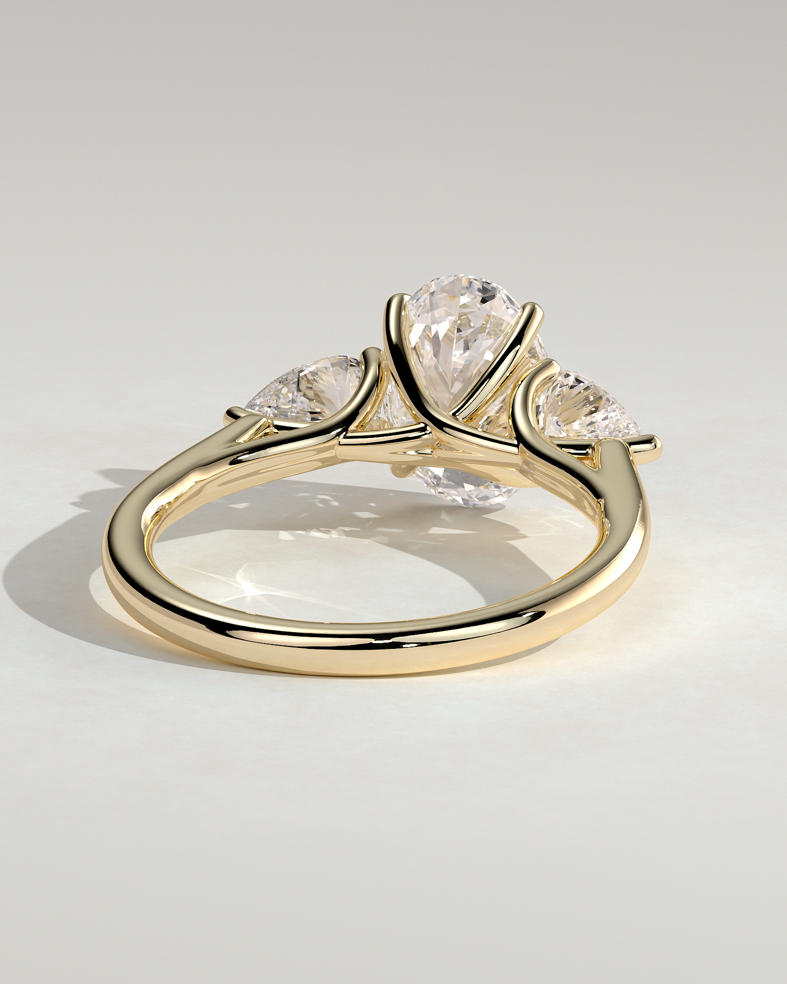 Amara - Trellis Set Oval Trilogy - 18k Yellow Gold